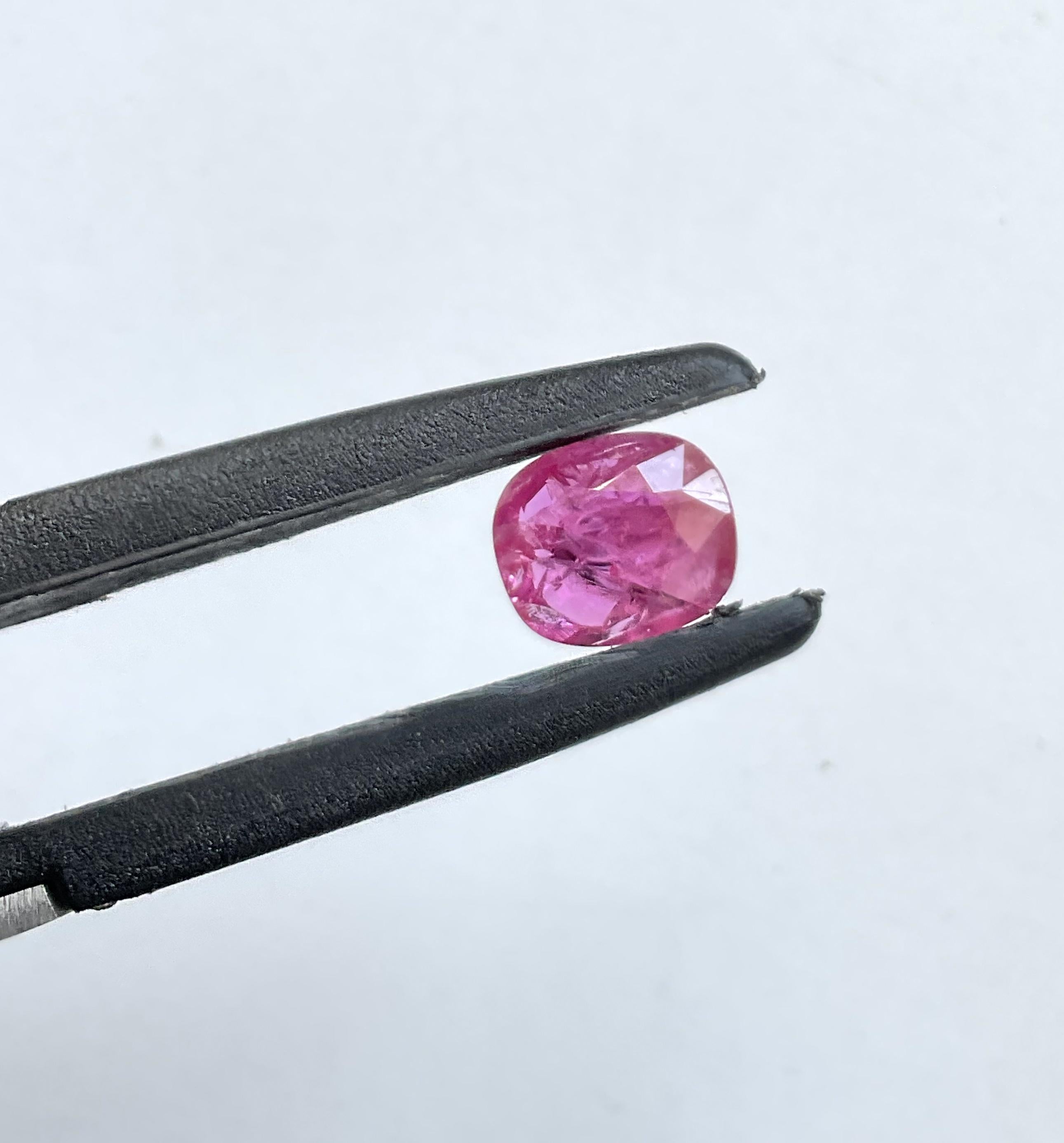 Pierre de rubis du Mozambique certifiée 1.85 carats, taille coussin facettée, non chauffée, naturelle en vente 1