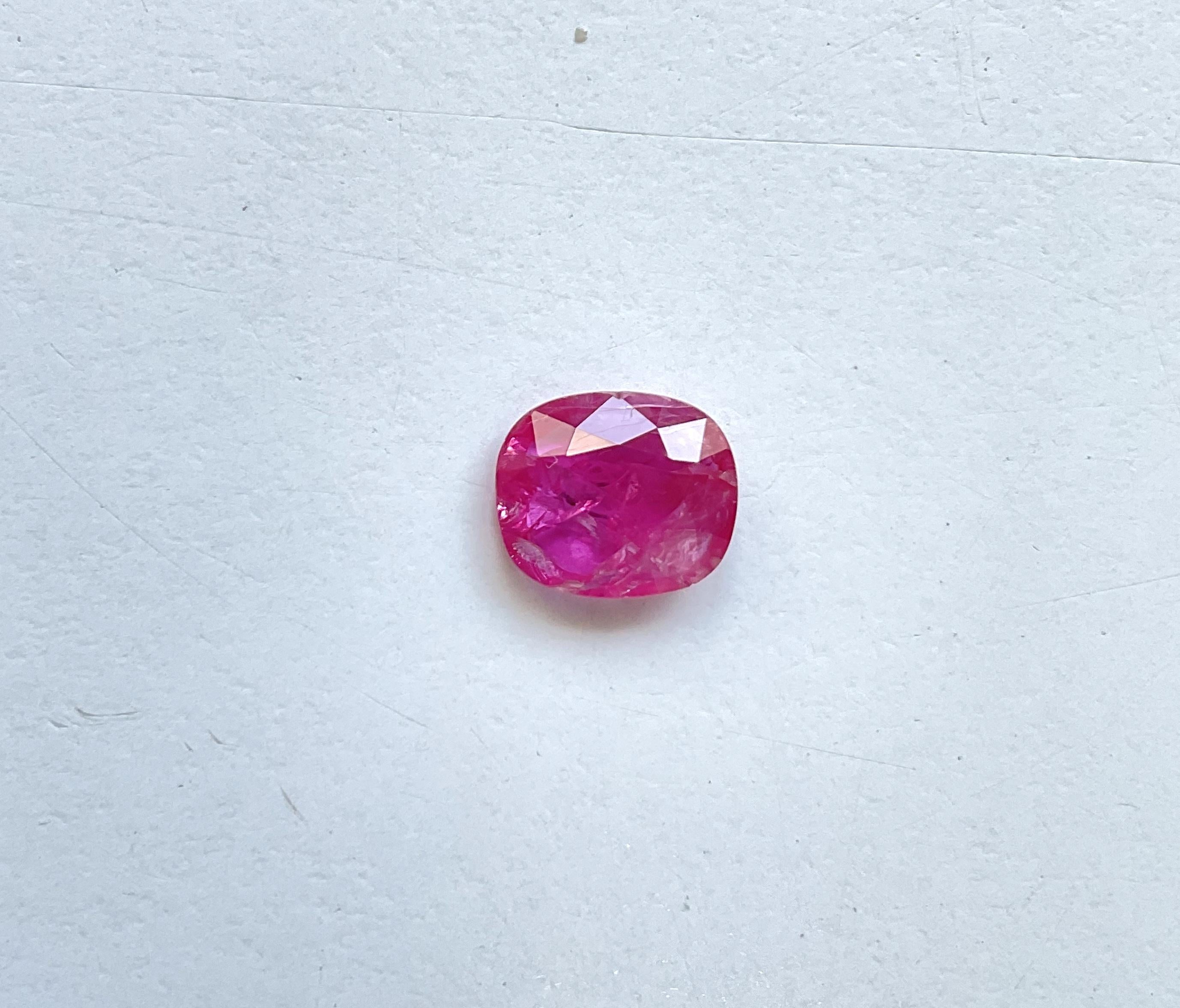 Pierre de rubis du Mozambique certifiée 1.85 carats, taille coussin facettée, non chauffée, naturelle en vente 3