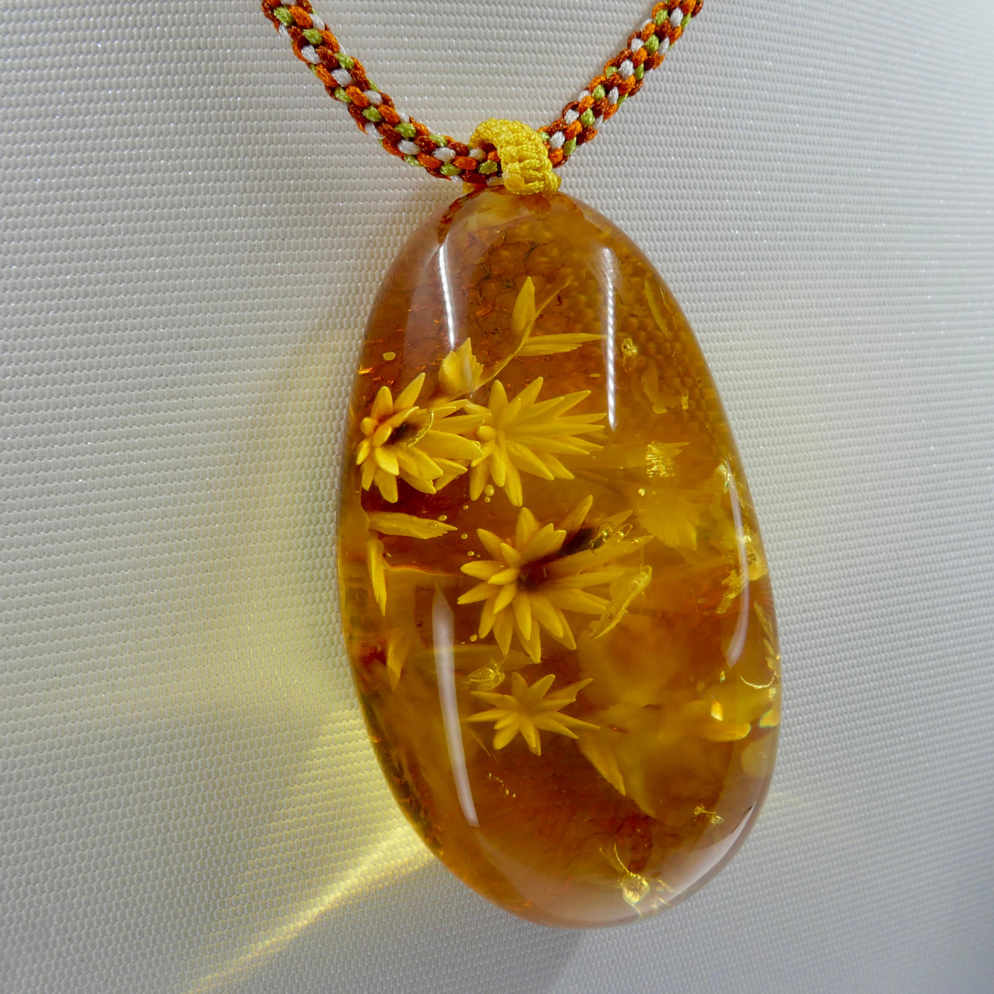Collier pendentif fleur en ambre naturelle certifié 187 carats, bijou d'exception en vente 5
