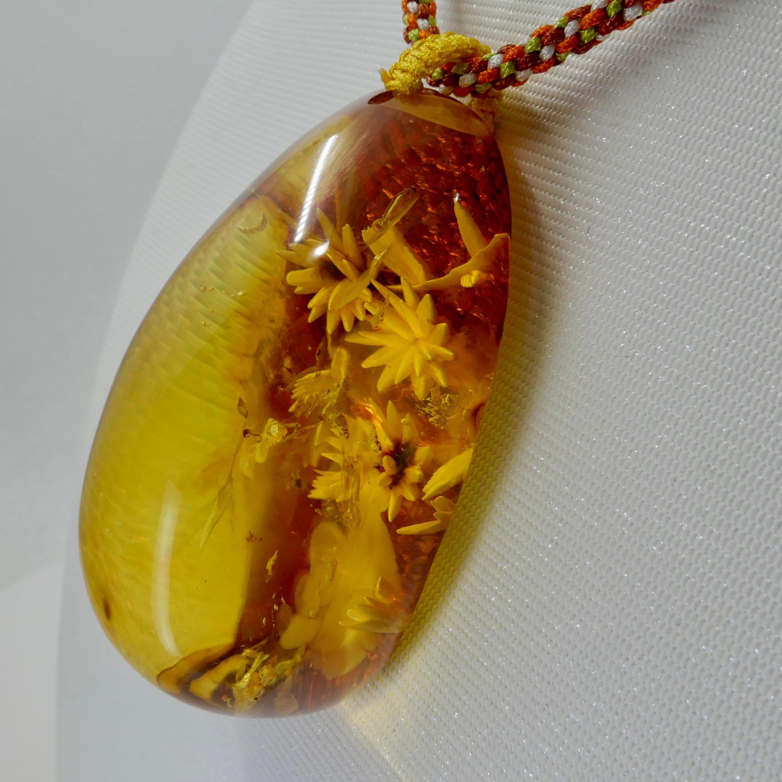 Collier pendentif fleur en ambre naturelle certifié 187 carats, bijou d'exception en vente 7