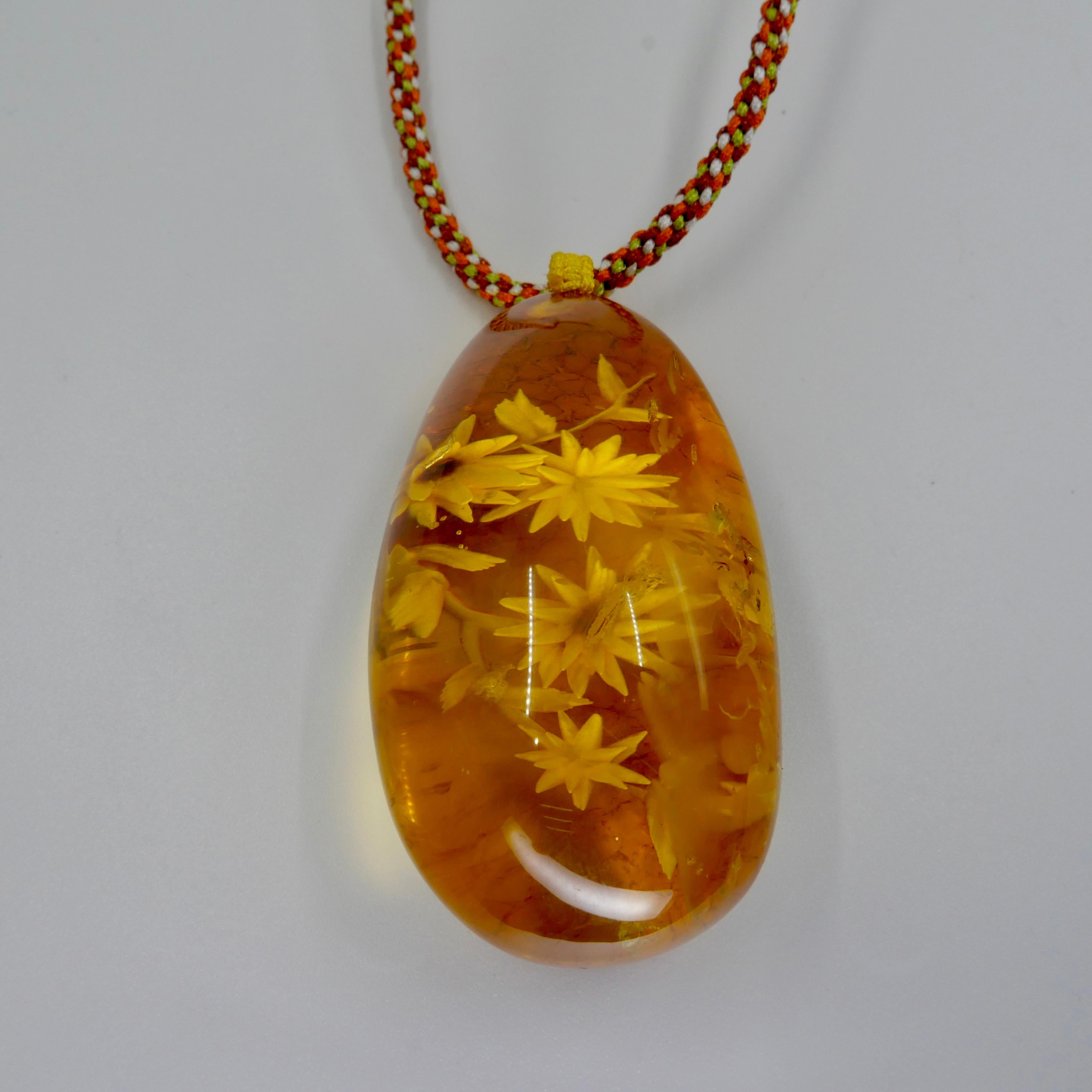 Collier pendentif fleur en ambre naturelle certifié 187 carats, bijou d'exception en vente 9