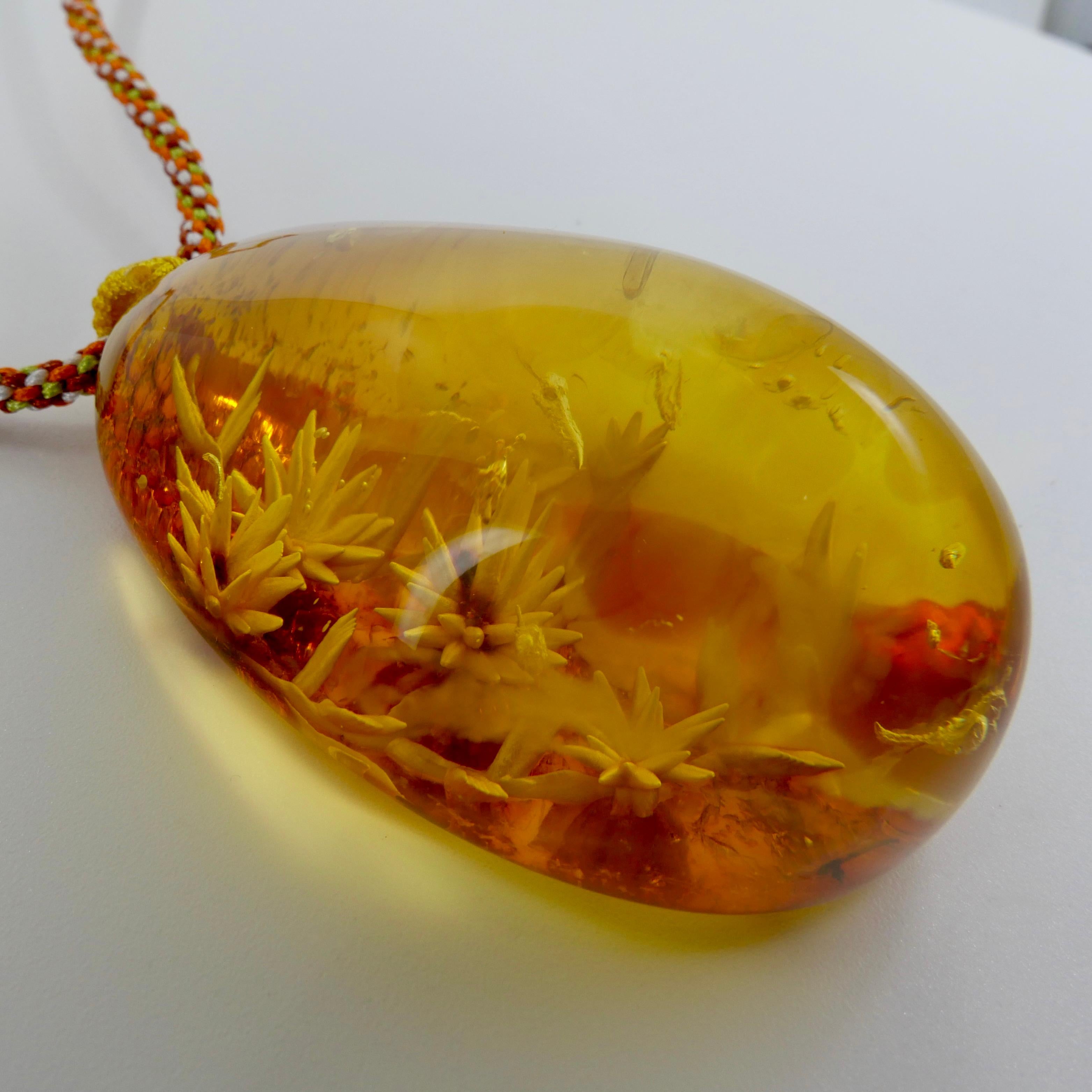 Collier pendentif fleur en ambre naturelle certifié 187 carats, bijou d'exception en vente 11