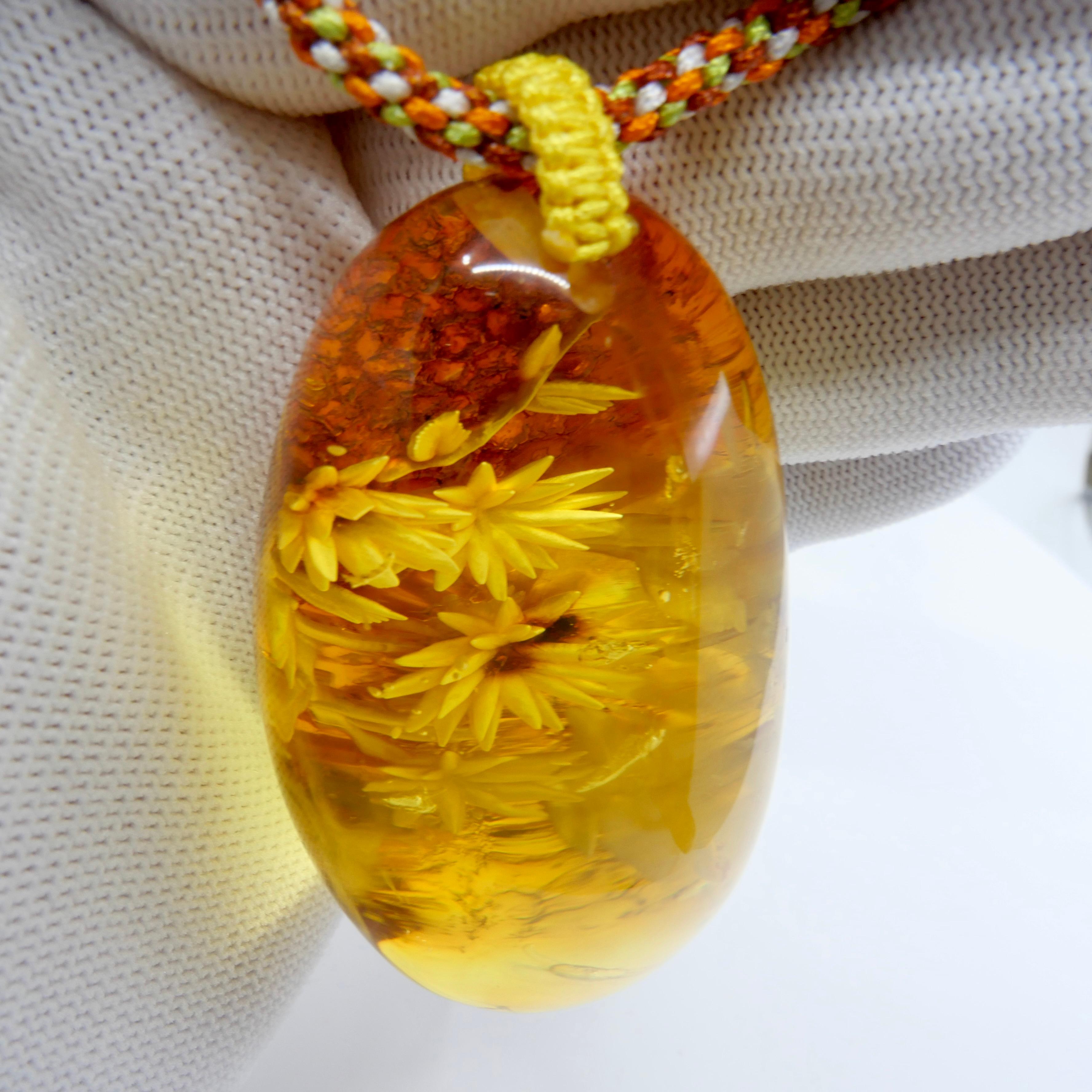 Collier pendentif fleur en ambre naturelle certifié 187 carats, bijou d'exception en vente 13