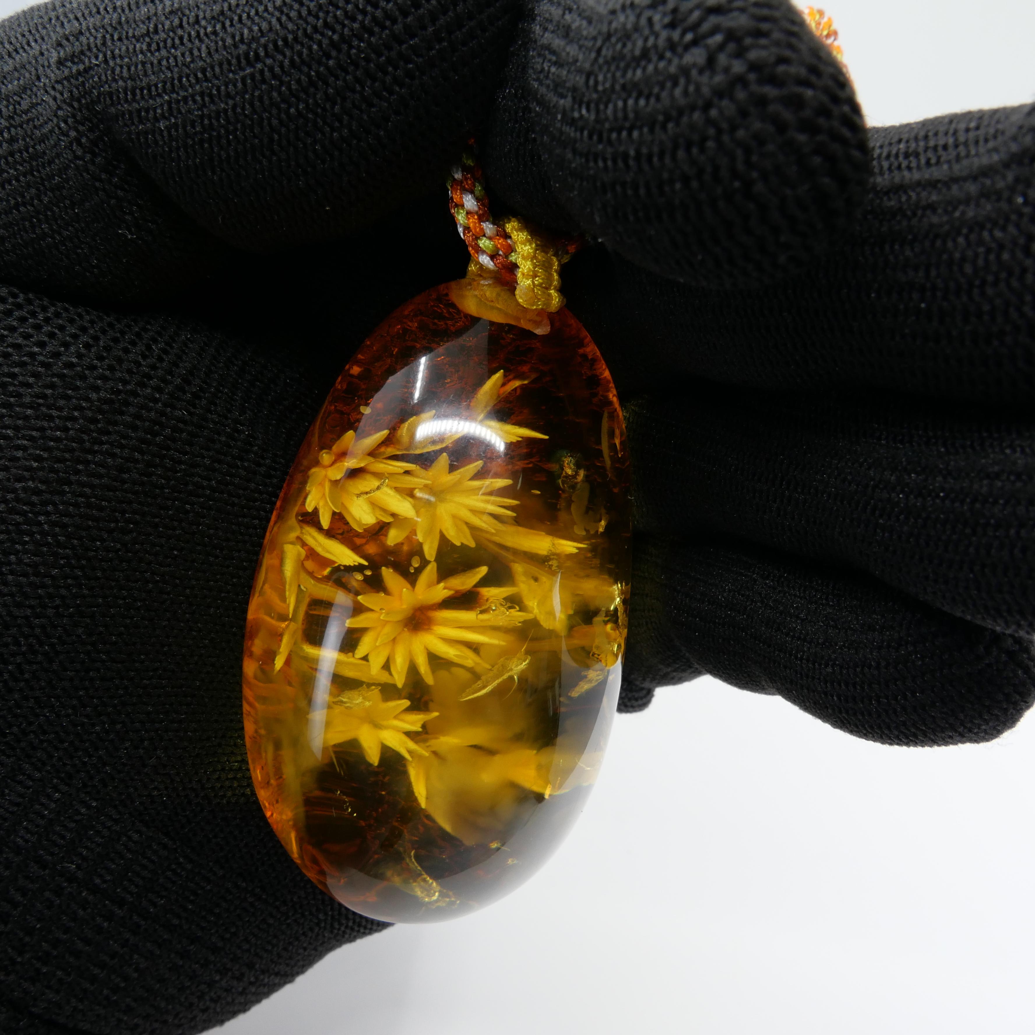 Collier pendentif fleur en ambre naturelle certifié 187 carats, bijou d'exception Neuf - En vente à Hong Kong, HK