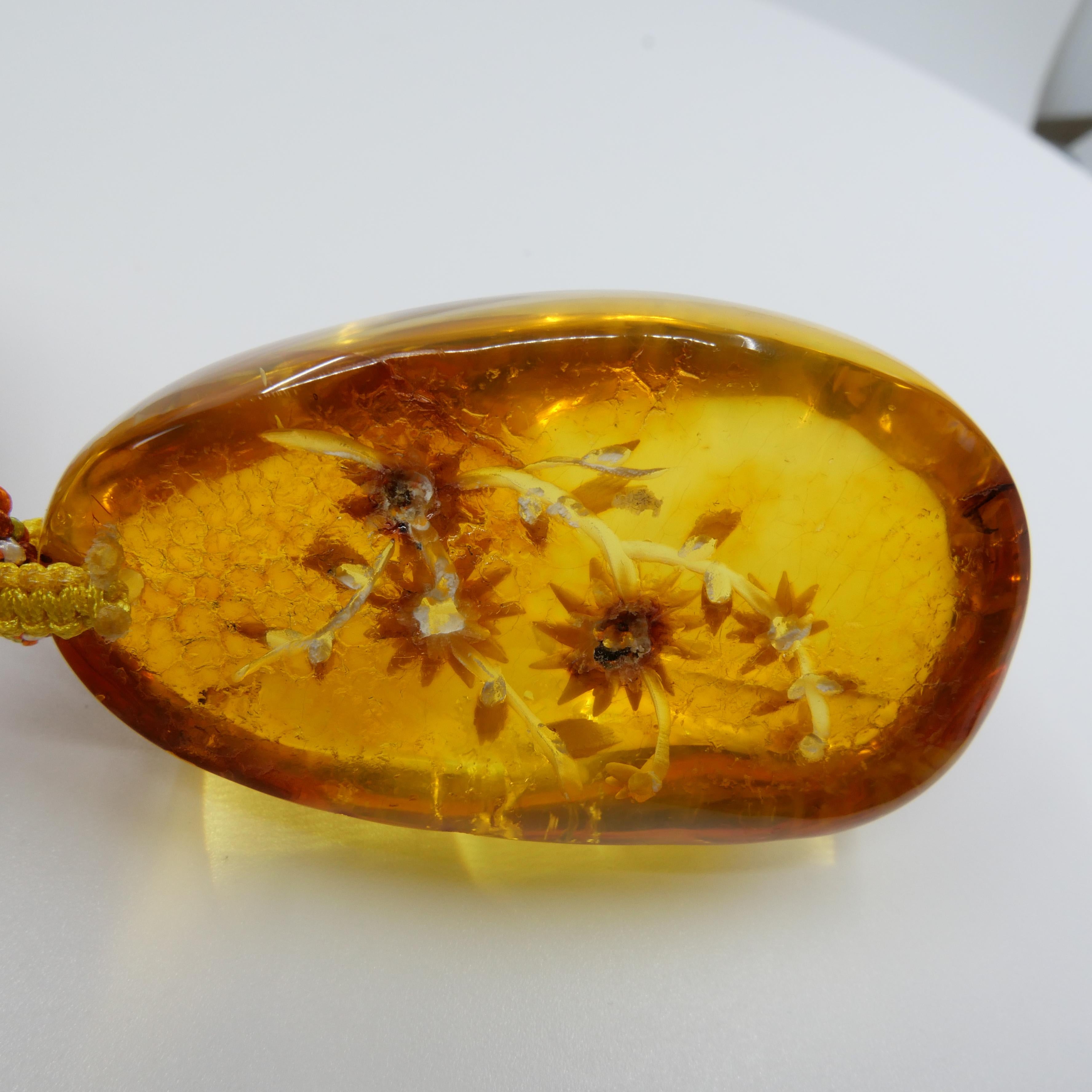 Collier pendentif fleur en ambre naturelle certifié 187 carats, bijou d'exception Unisexe en vente