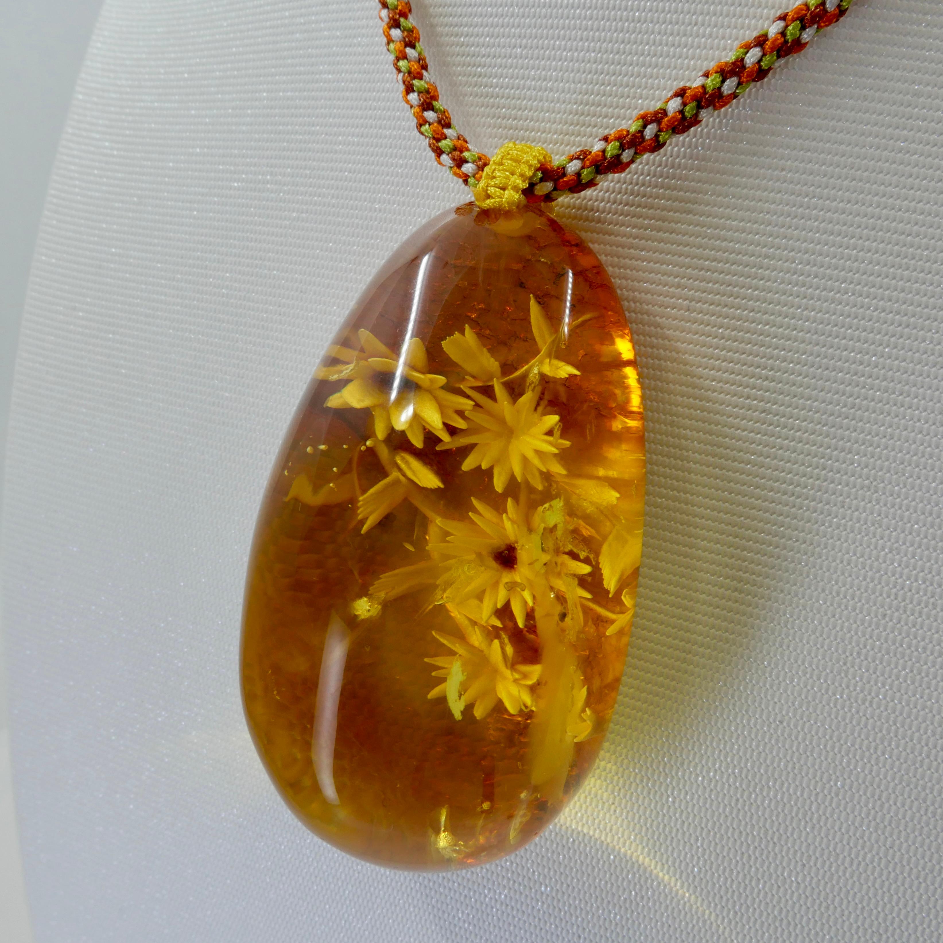 Collier pendentif fleur en ambre naturelle certifié 187 carats, bijou d'exception en vente 4