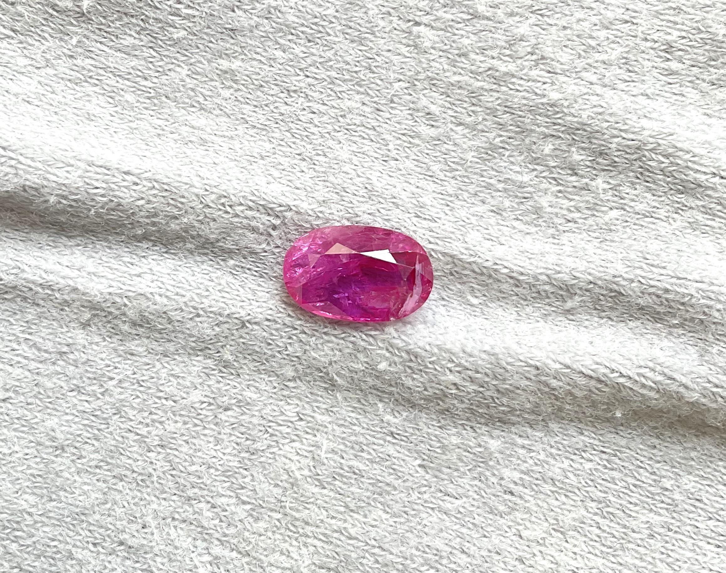 Rubí de Mozambique certificado de 1.87 quilates Piedra tallada facetada ovalada Sin calor Gema natural Art Decó en venta