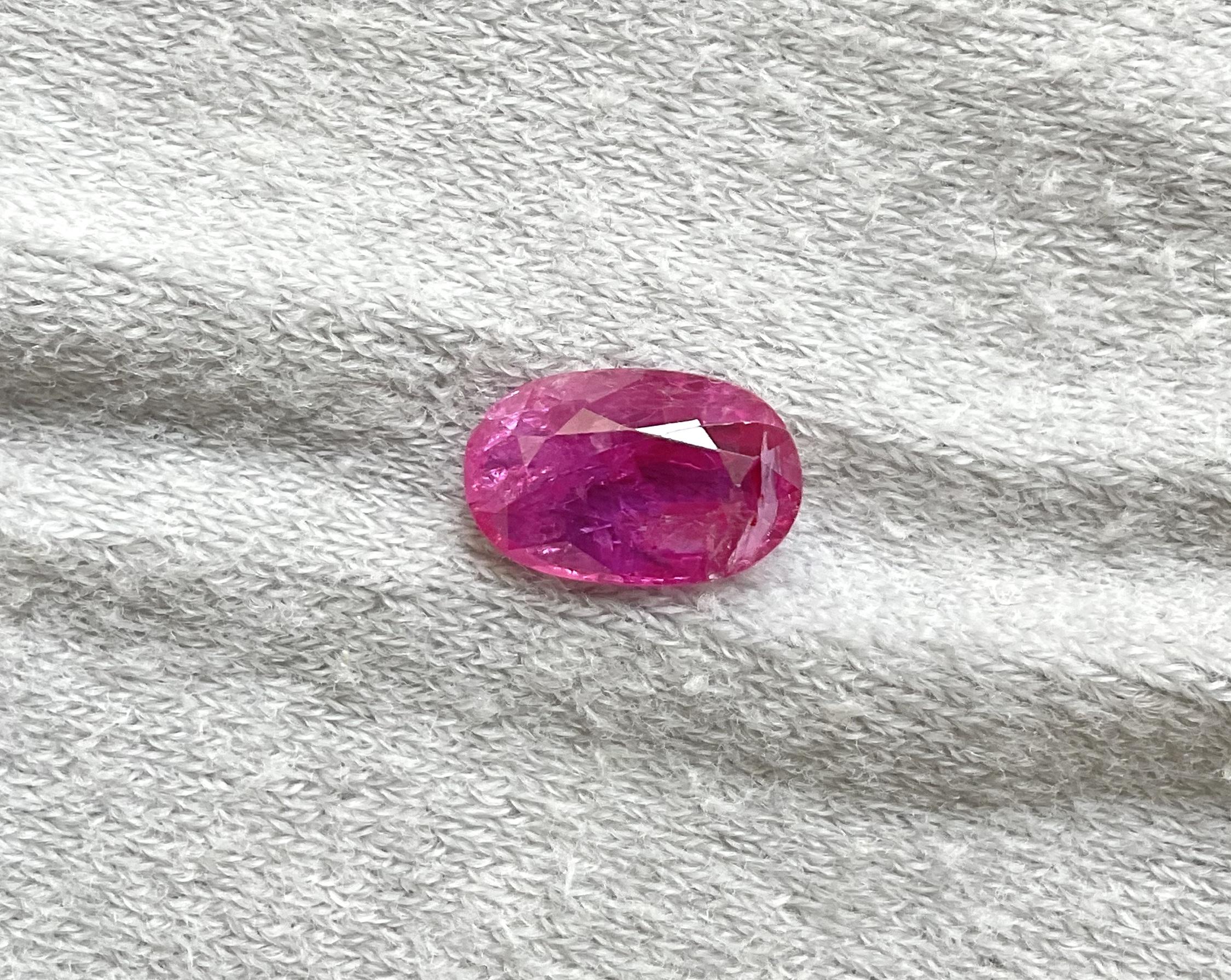 Rubí de Mozambique certificado de 1.87 quilates Piedra tallada facetada ovalada Sin calor Gema natural Corte oval en venta