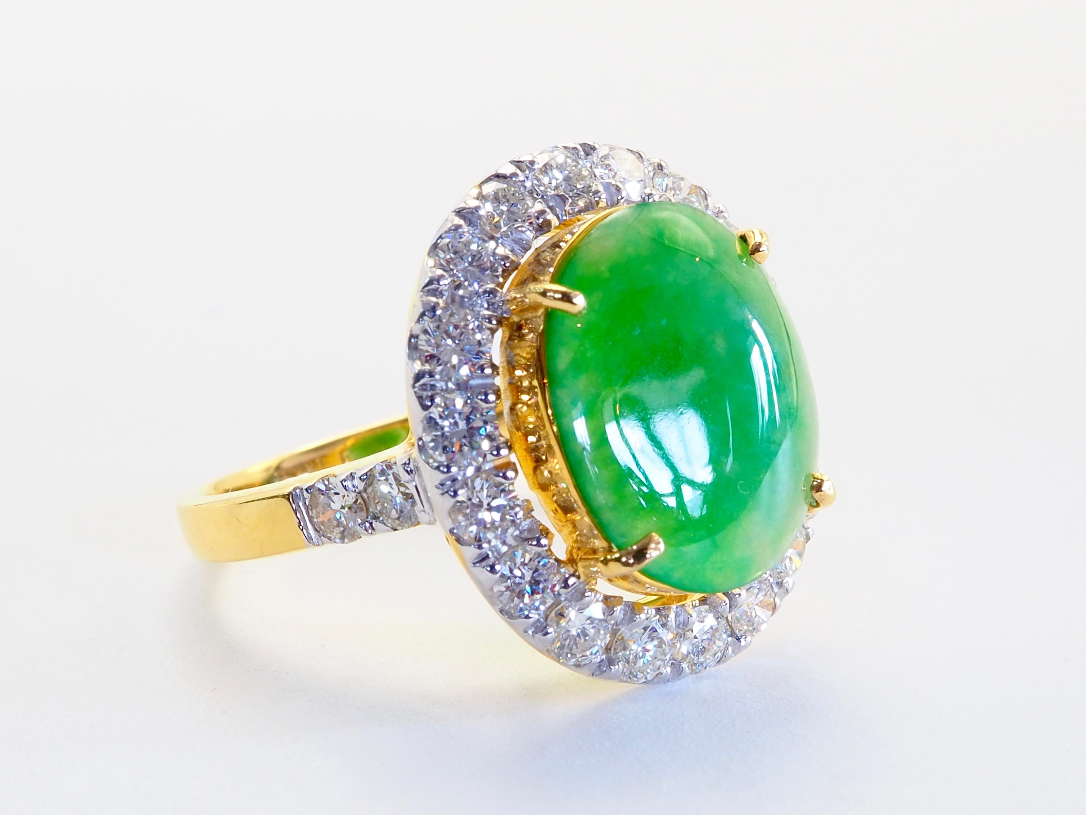 Certified 18K Gold 2.44ctw Myanmar Jadeite & 1.04ctw Diamond Halo Ring In New Condition For Sale In เกาะสมุย, TH