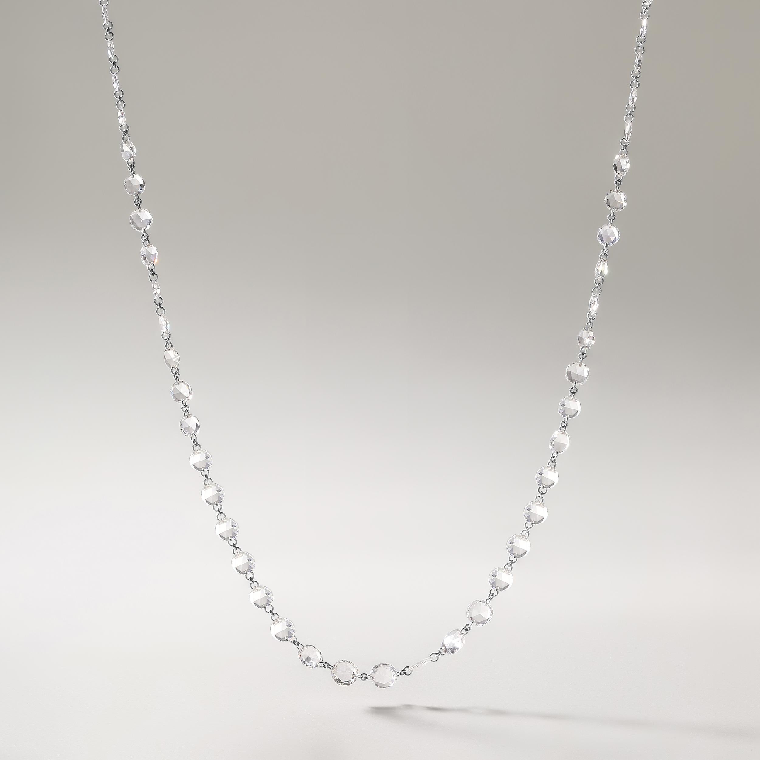 Fabriqué dans 3,39 grammes d'or blanc 18 carats, le collier contient 72 pierres de diamants naturels de forme ronde taillés en rose avec un total de 9,58 carats de couleur E-F et de pureté VVS-VS. La longueur du collier est de 18 cm.

UNE ESSENCE