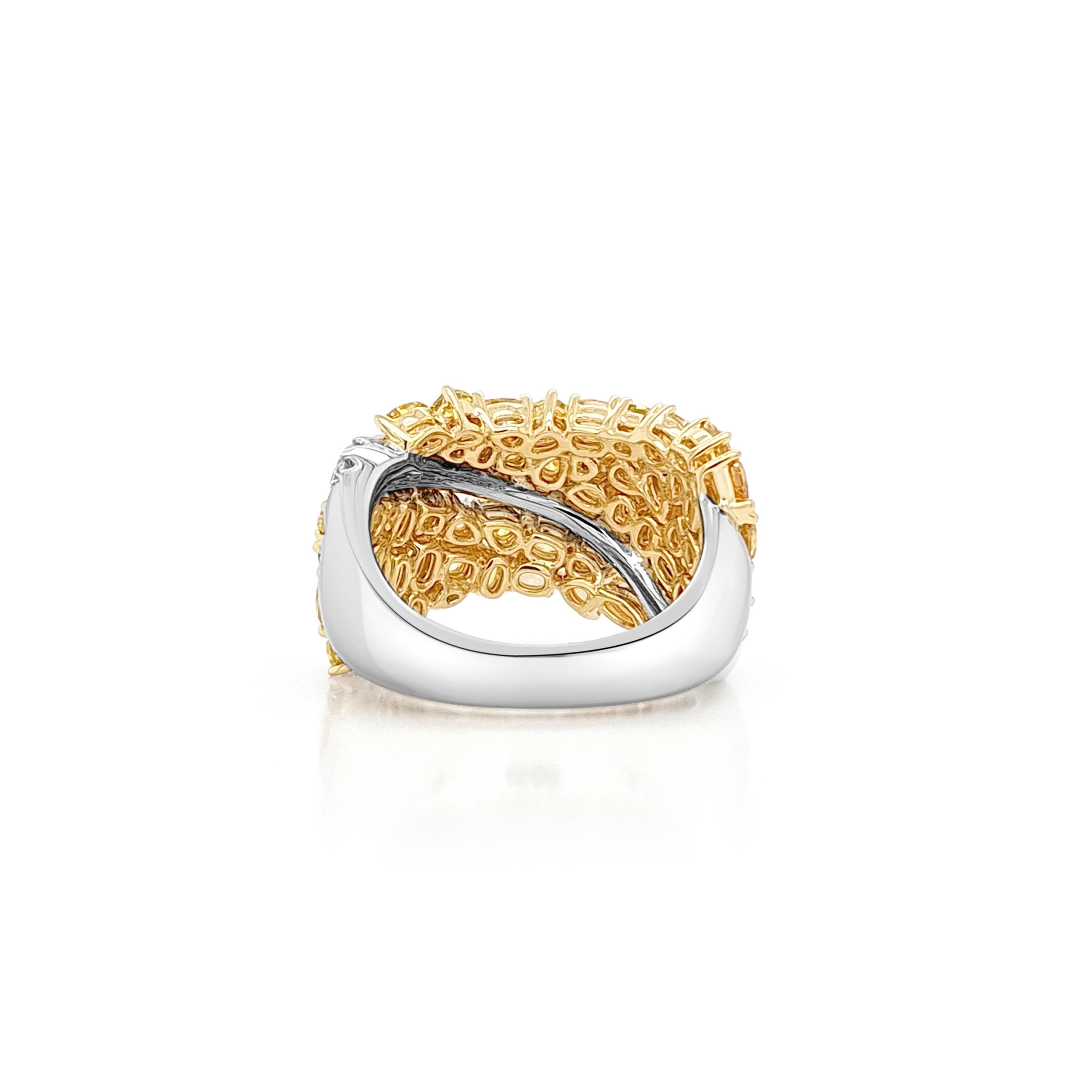 Dieser elegante Ring präsentiert eine Reihe von natürlichen, farbigen Diamanten, die durch einen anmutigen Strom weißer Diamanten, die über die Mitte gleiten, ergänzt werden. Er ist aus 18-karätigem Gold gefertigt und strahlt Harmonie,