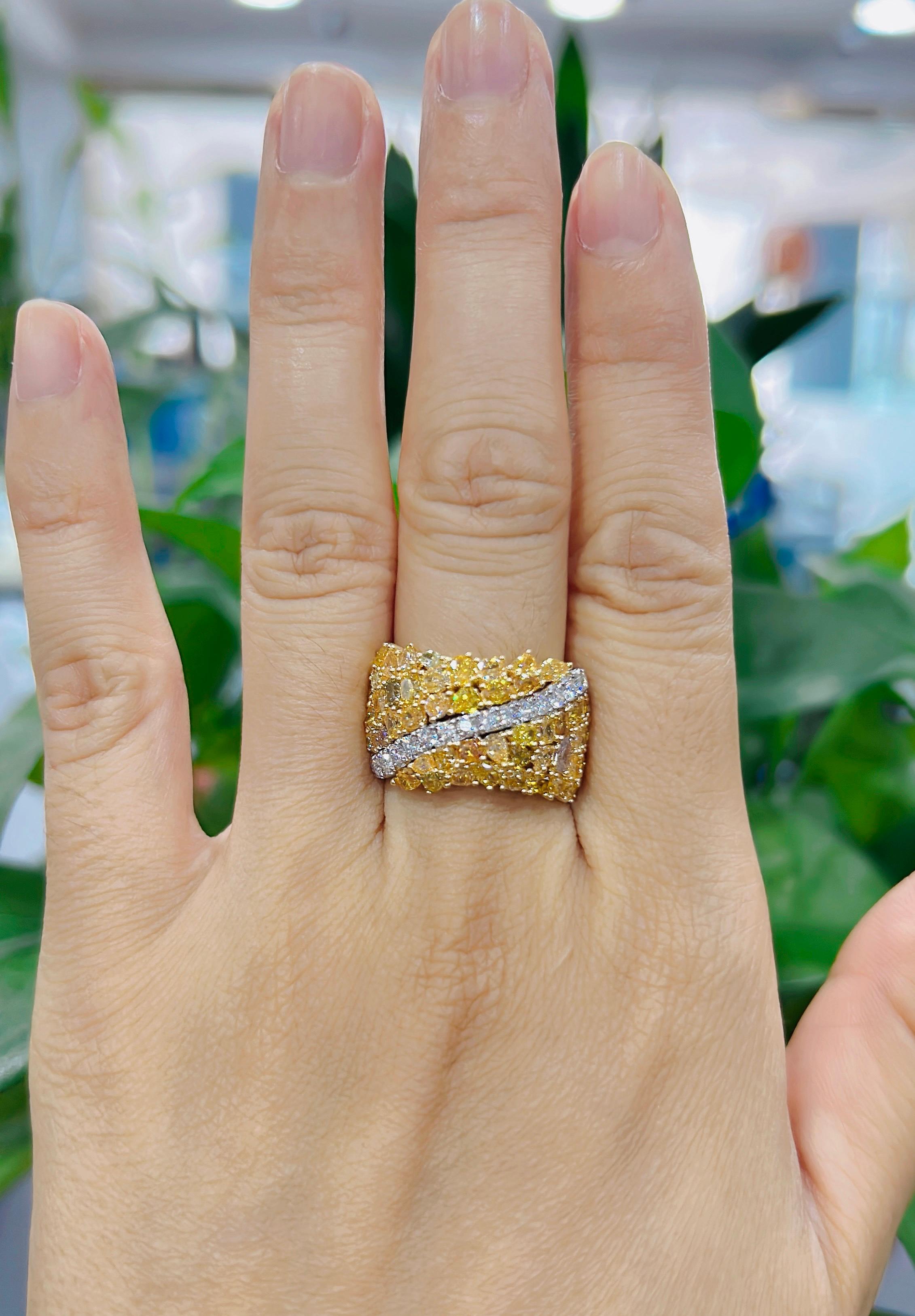 Zertifizierter 18-karätiger Goldbandring mit natürlichen Fancy Color und weißen Diamanten (Zeitgenössisch) im Angebot