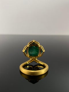 Certified 18K Gold Matt Finish Cocktail Ring With 9 Carat Emerald