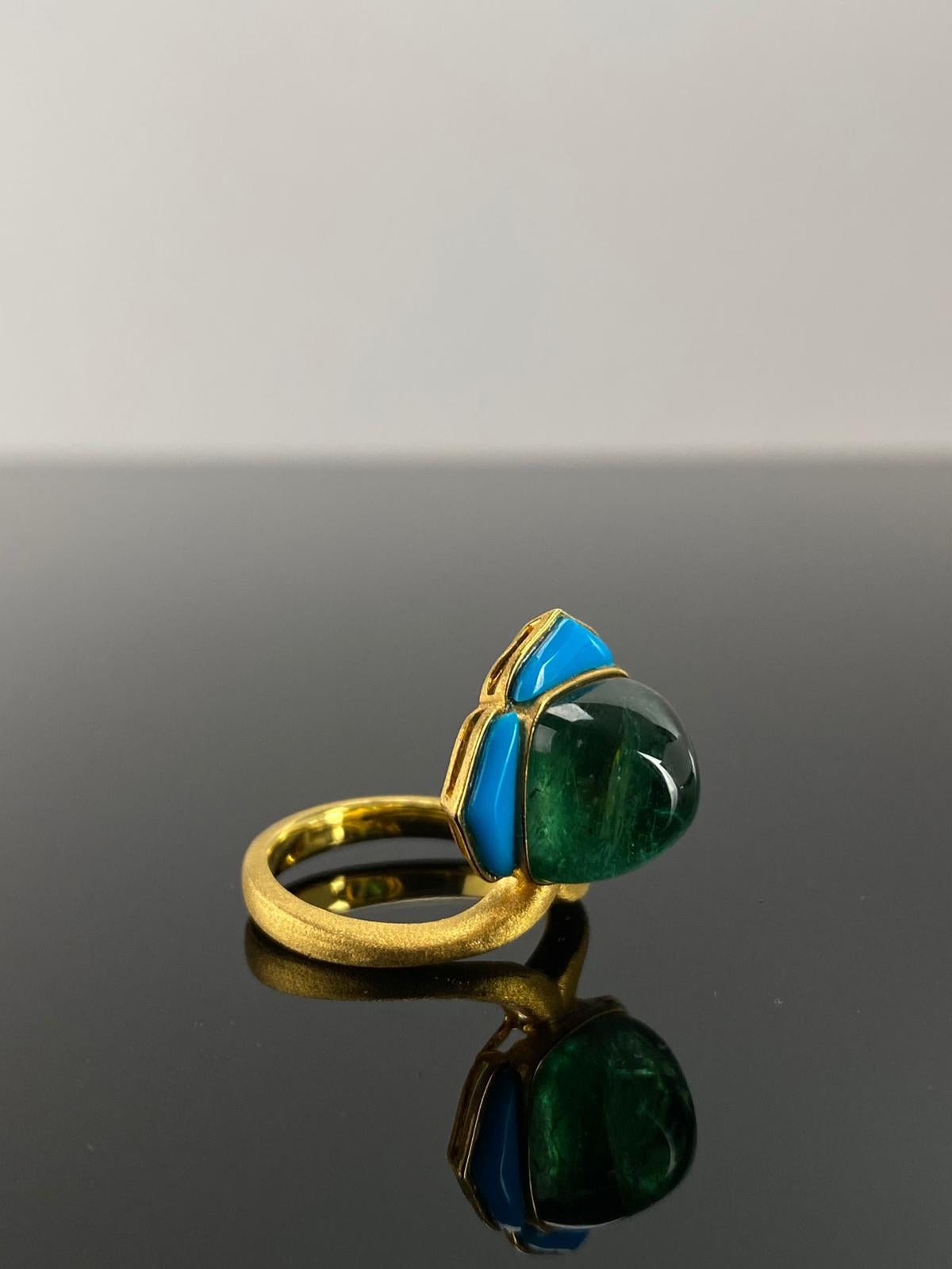 Modern Certified 18K Gold Matt Finish Cocktail Ring With 9 Carat Emerald For Sale