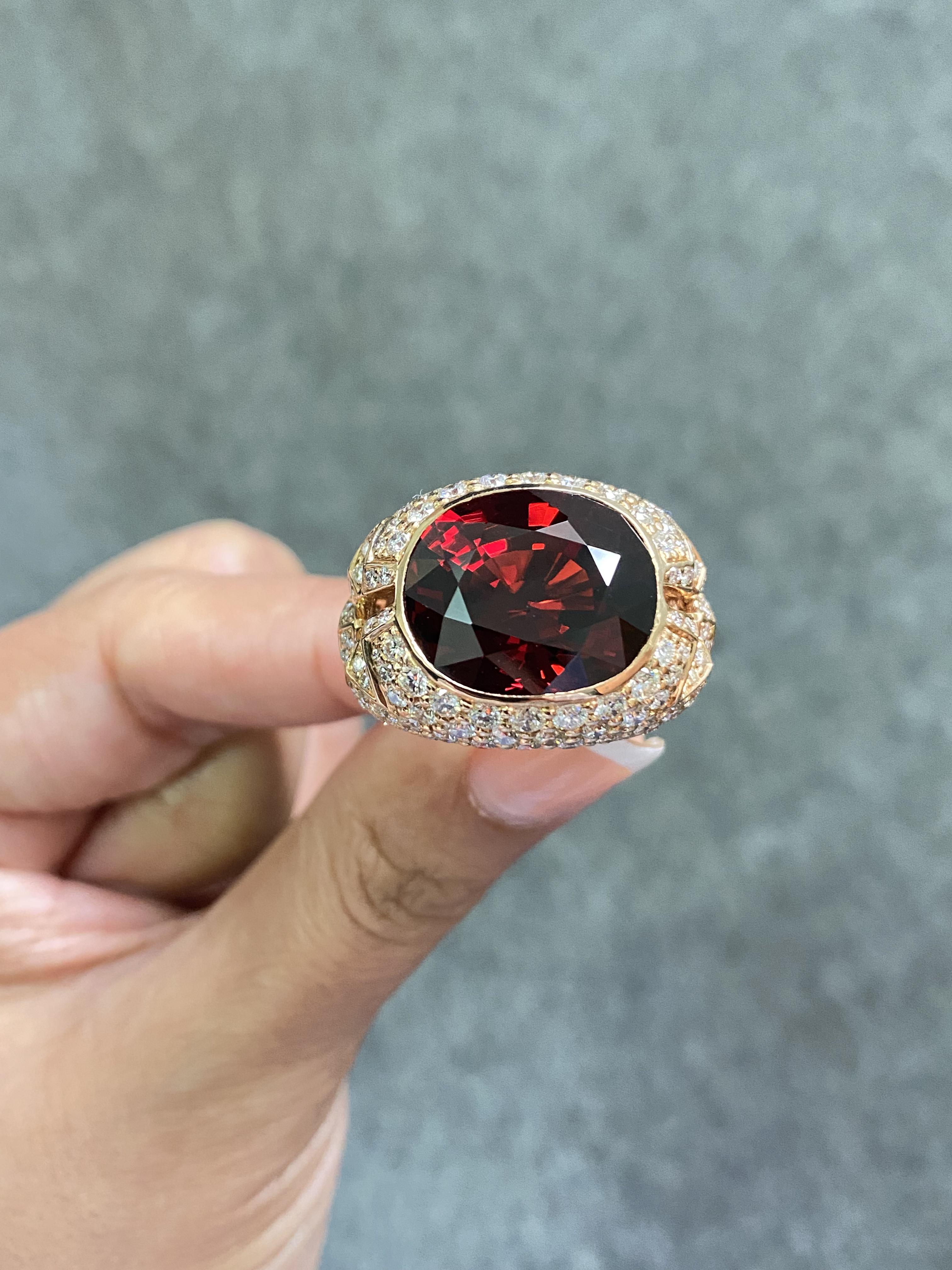 Este anillo tiene una Spessartita ( Granate Mandarín ) de 22,60 quilates con ricos y ardientes matices que desprenden calidez y pasión. Los diamantes blancos de 5,15 quilates están engastados con maestría para realzar la pieza central . El anillo