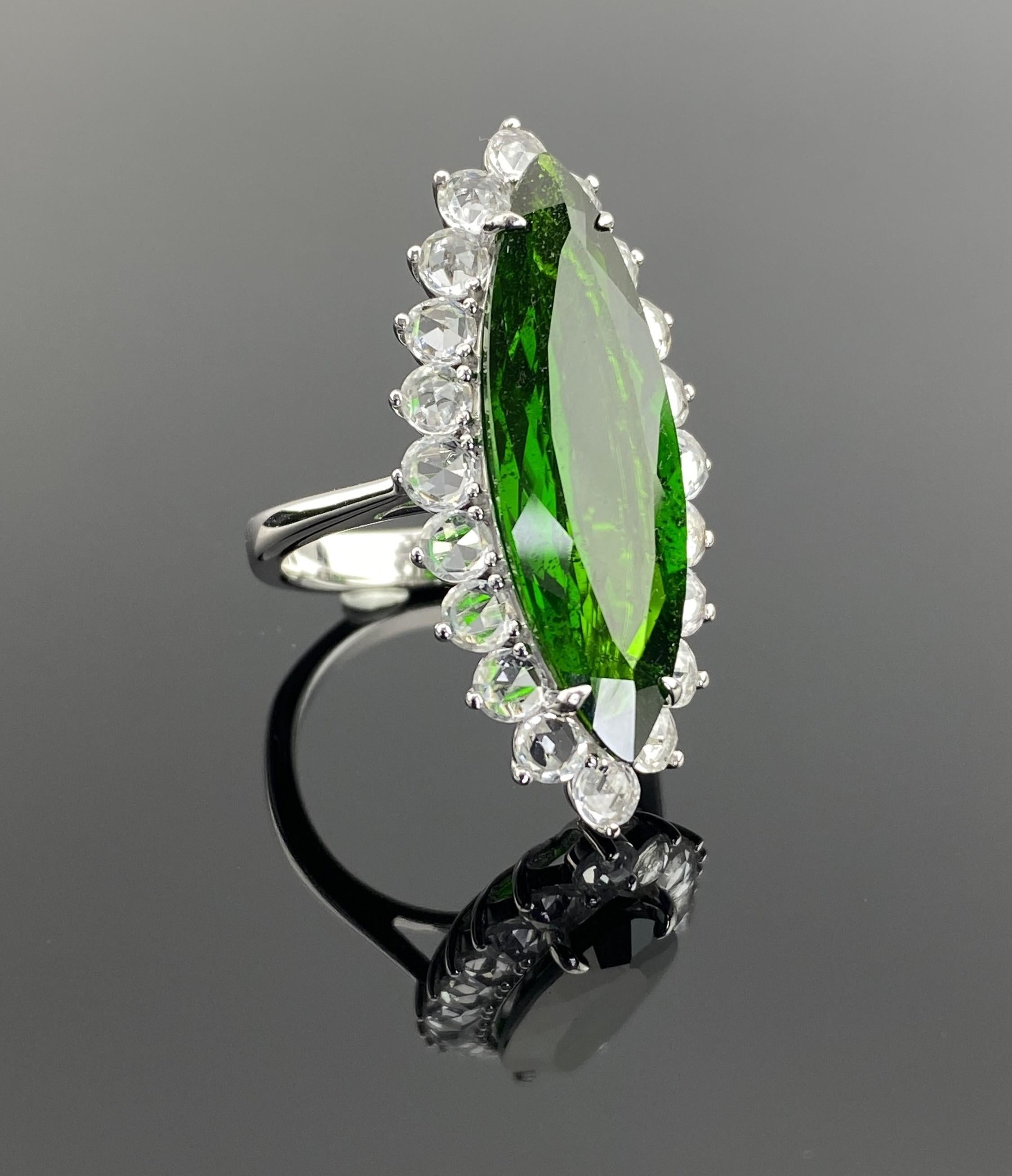 Artisan Bague cocktail en or blanc 18 carats certifiée, avec tourmaline verte et diamant taille rose en vente
