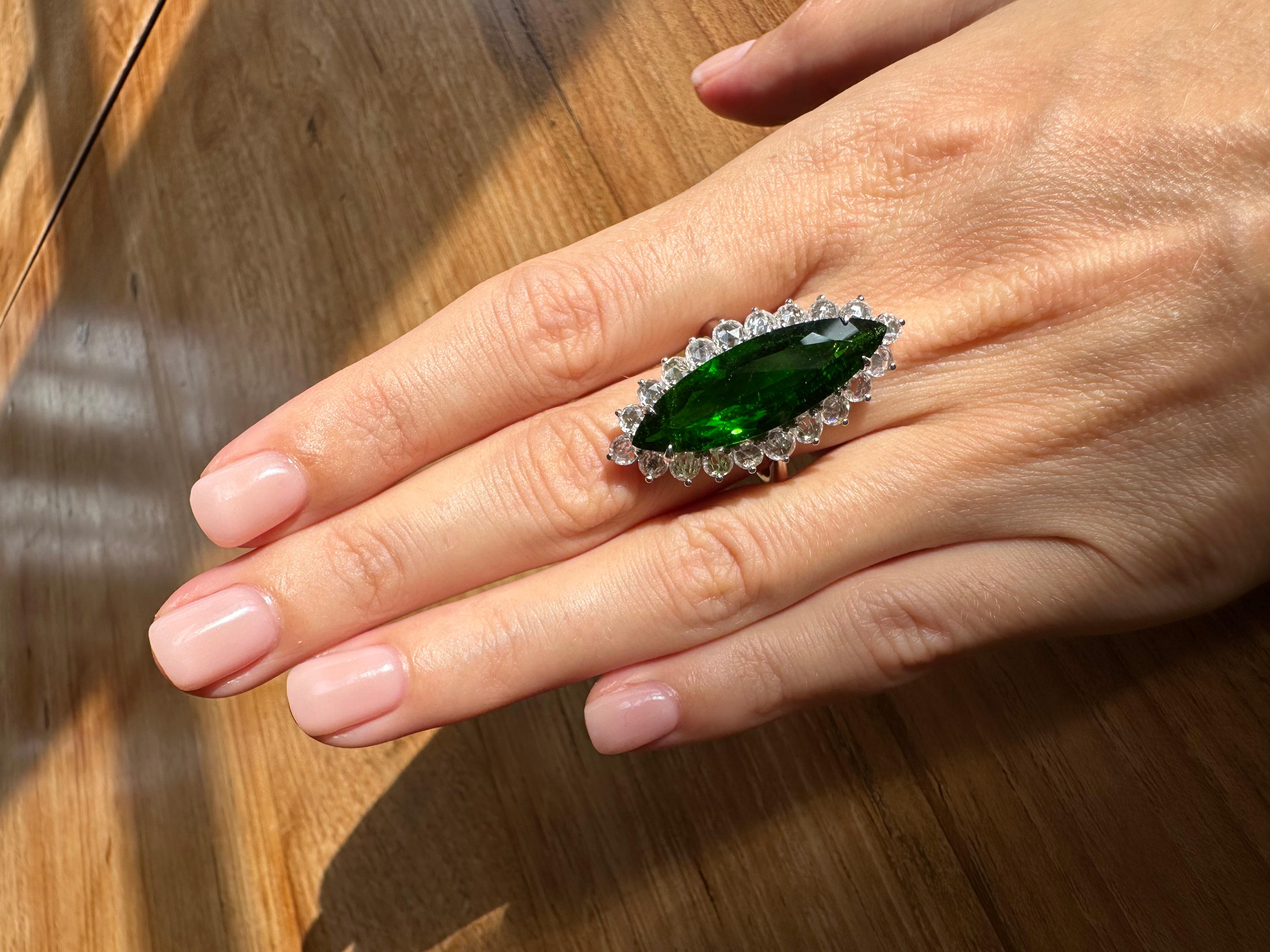 Taille Marquise Bague cocktail en or blanc 18 carats certifiée, avec tourmaline verte et diamant taille rose en vente