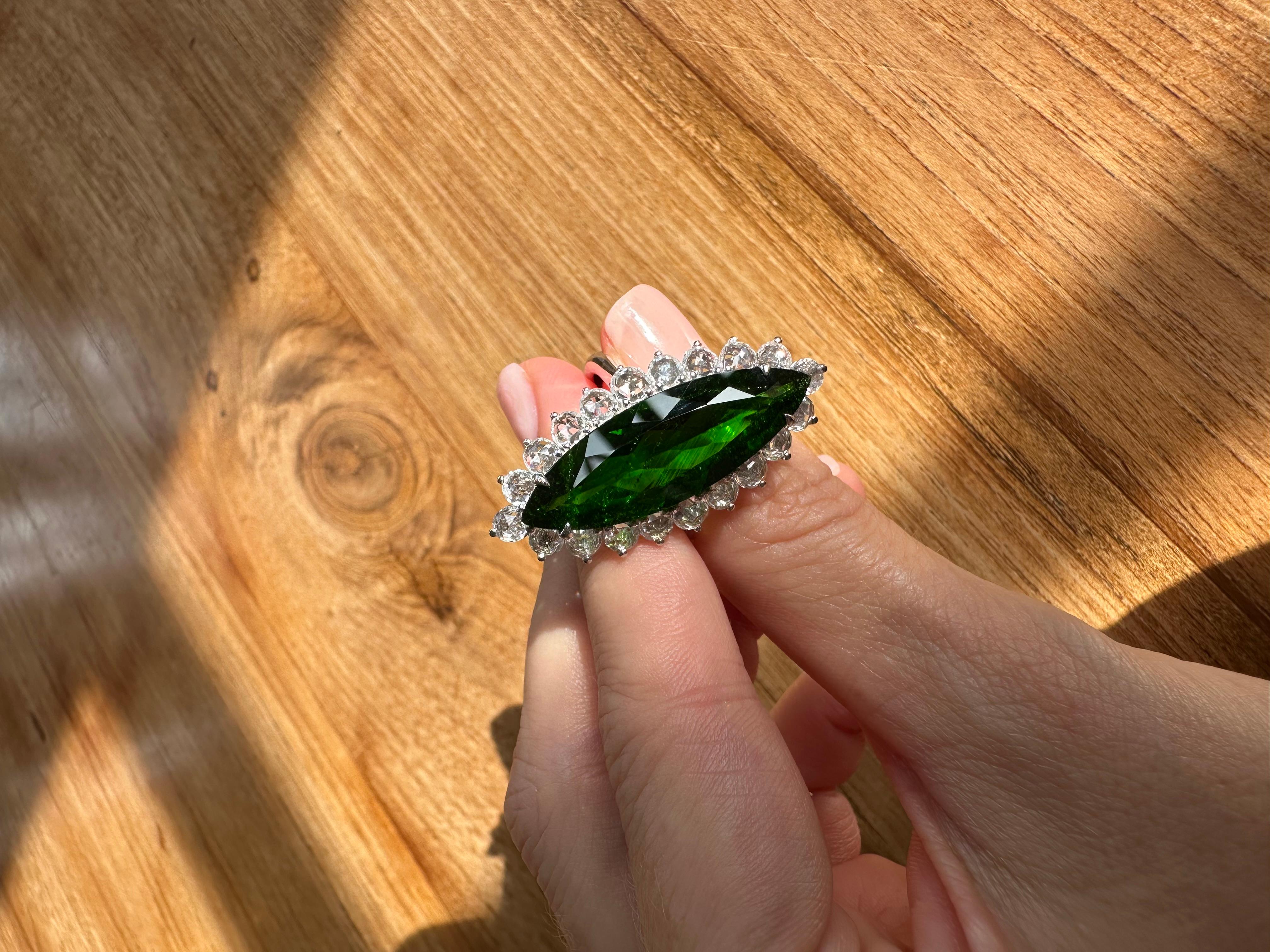 Bague cocktail en or blanc 18 carats certifiée, avec tourmaline verte et diamant taille rose Neuf - En vente à Bangkok, Thailand