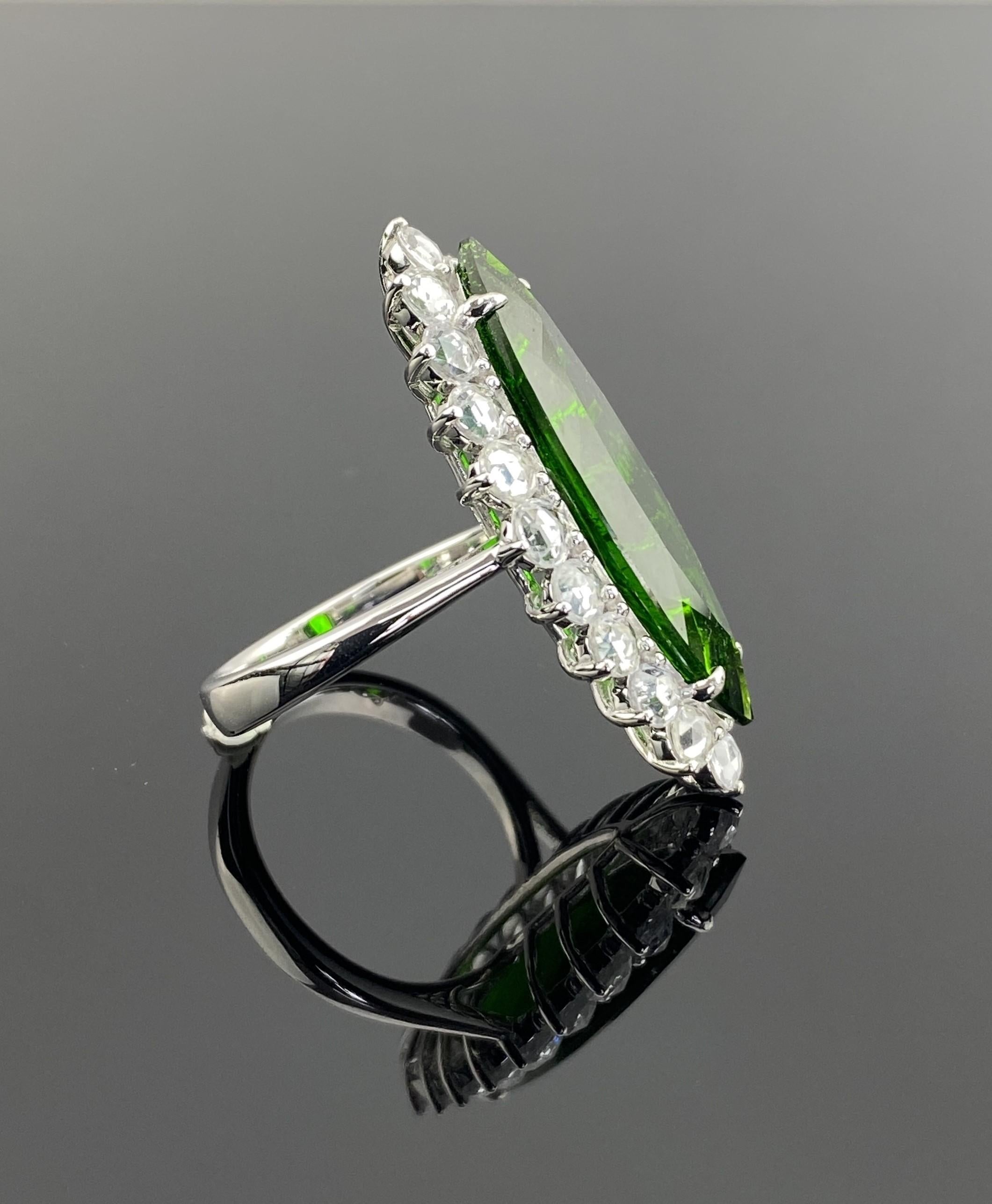 Bague cocktail en or blanc 18 carats certifiée, avec tourmaline verte et diamant taille rose Pour femmes en vente