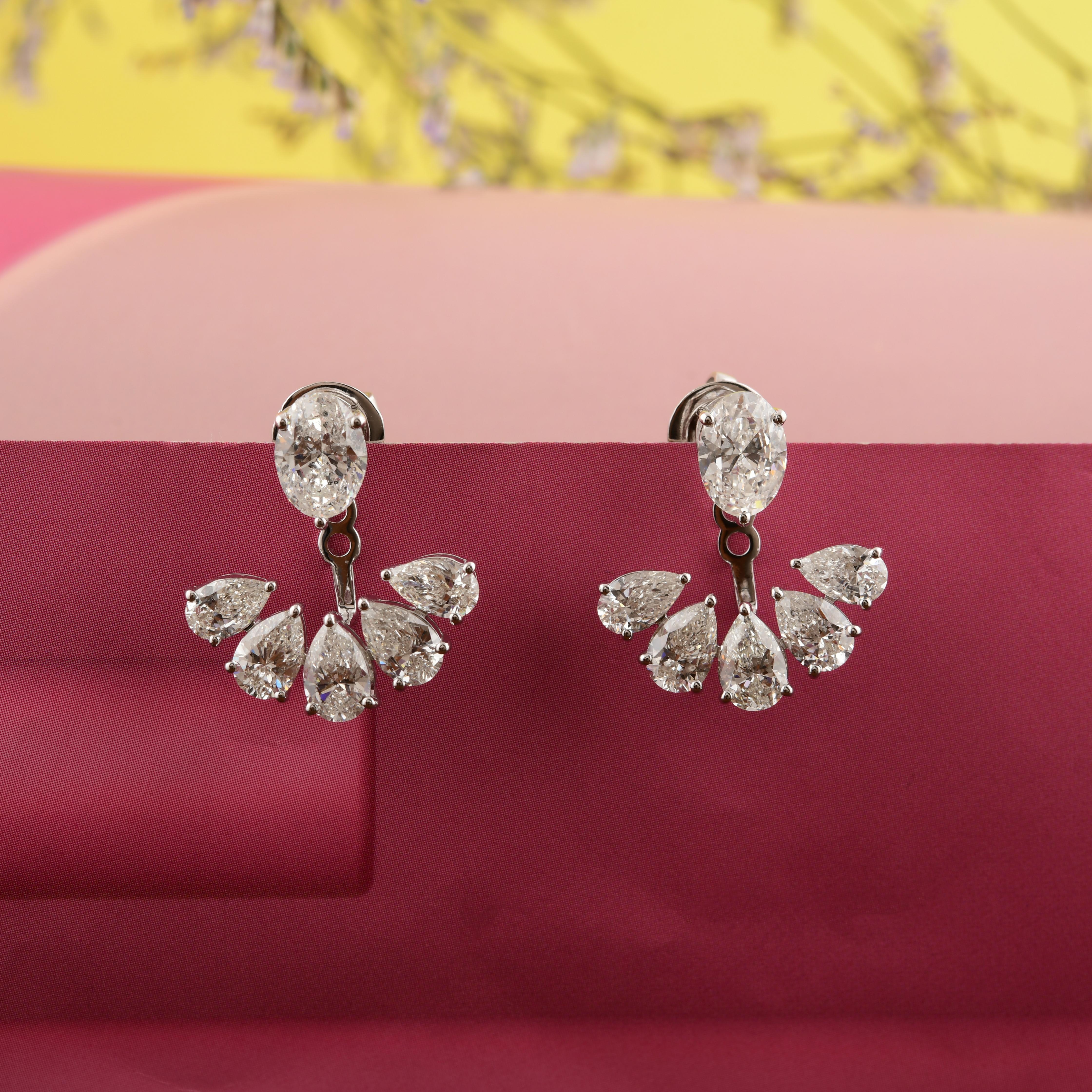 Boucles d'oreilles en or blanc 18K certifié à taille mixte 5.64Ct Diamond Jacket. 
Cette veste présente un éventail ou un halo de cinq diamants en forme de poire qui se courbent élégamment sous le clou central ovale, créant ainsi un look glamour et