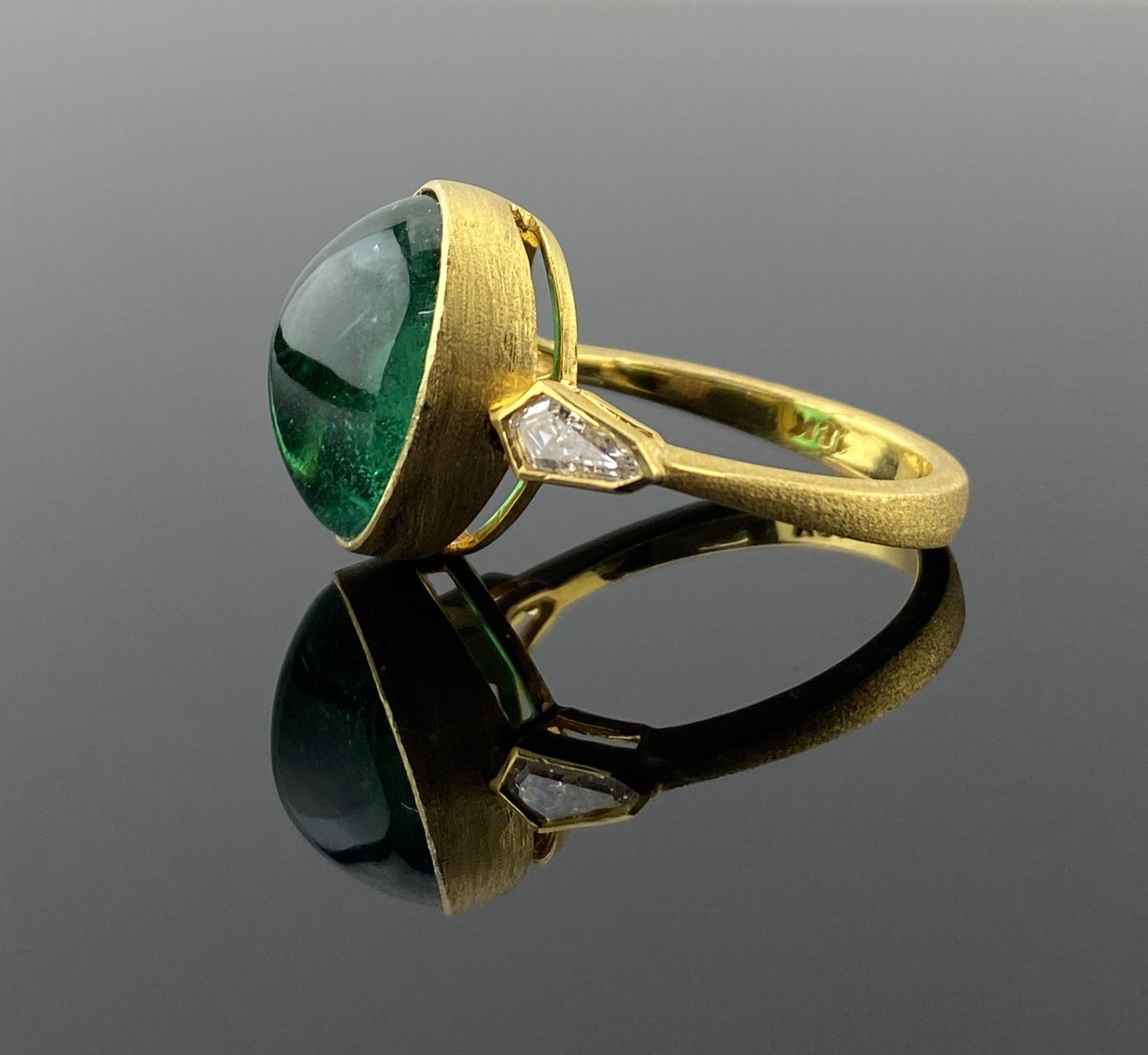 Certified 18K Yellow Gold Matt Finish Emerald Cabochon & Diamond Engagement Ring In New Condition For Sale In Bangkok, Thailand