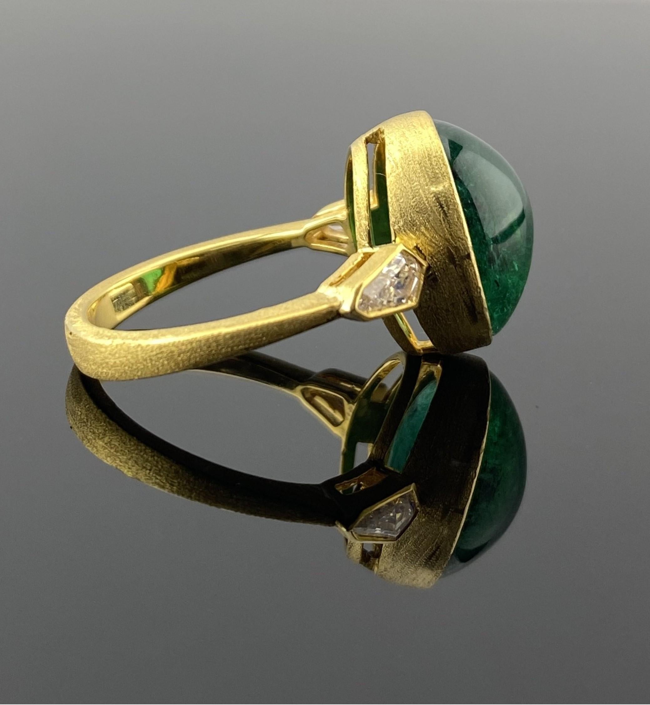Women's or Men's Certified 18K Yellow Gold Matt Finish Emerald Cabochon & Diamond Engagement Ring For Sale