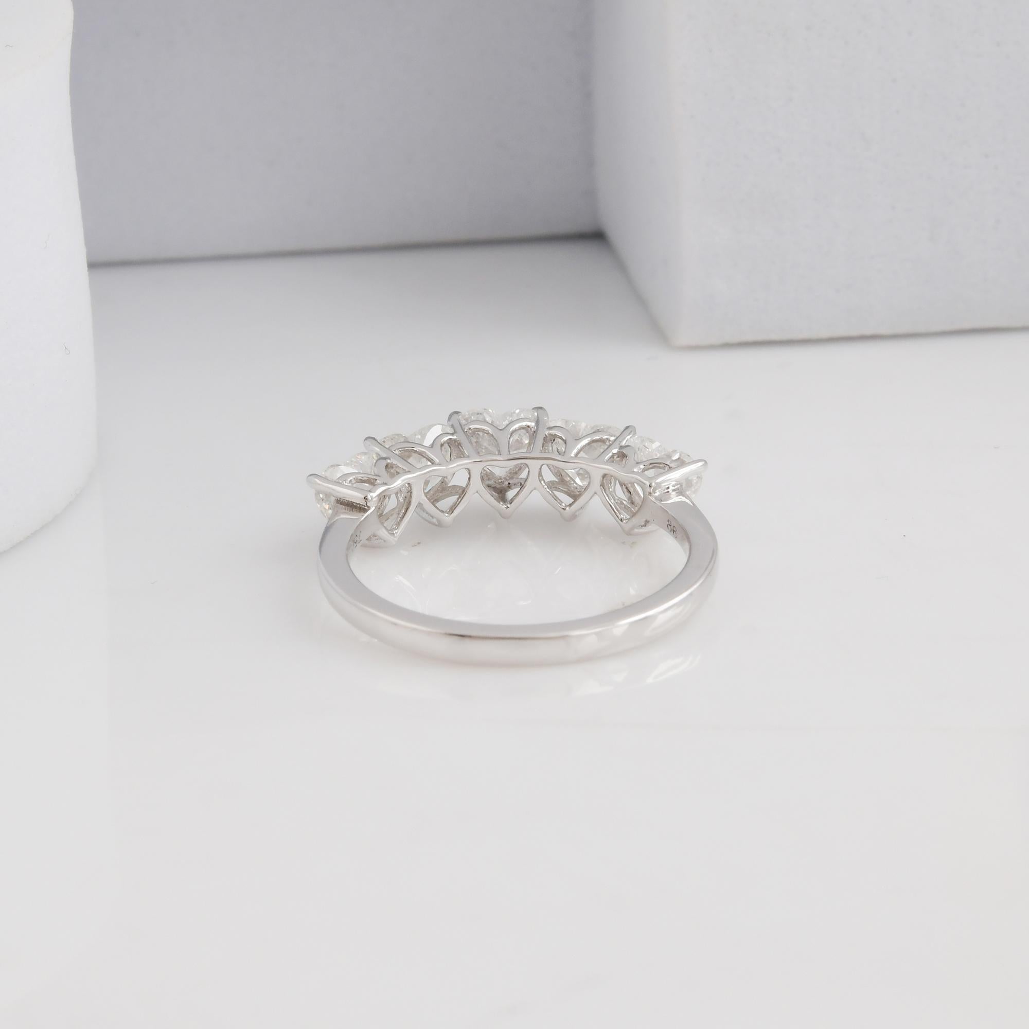En venta: Anillo de media banda de diamantes SI/H talla corazón certificado de 1,91cts Oro blanco macizo de 18k  5
