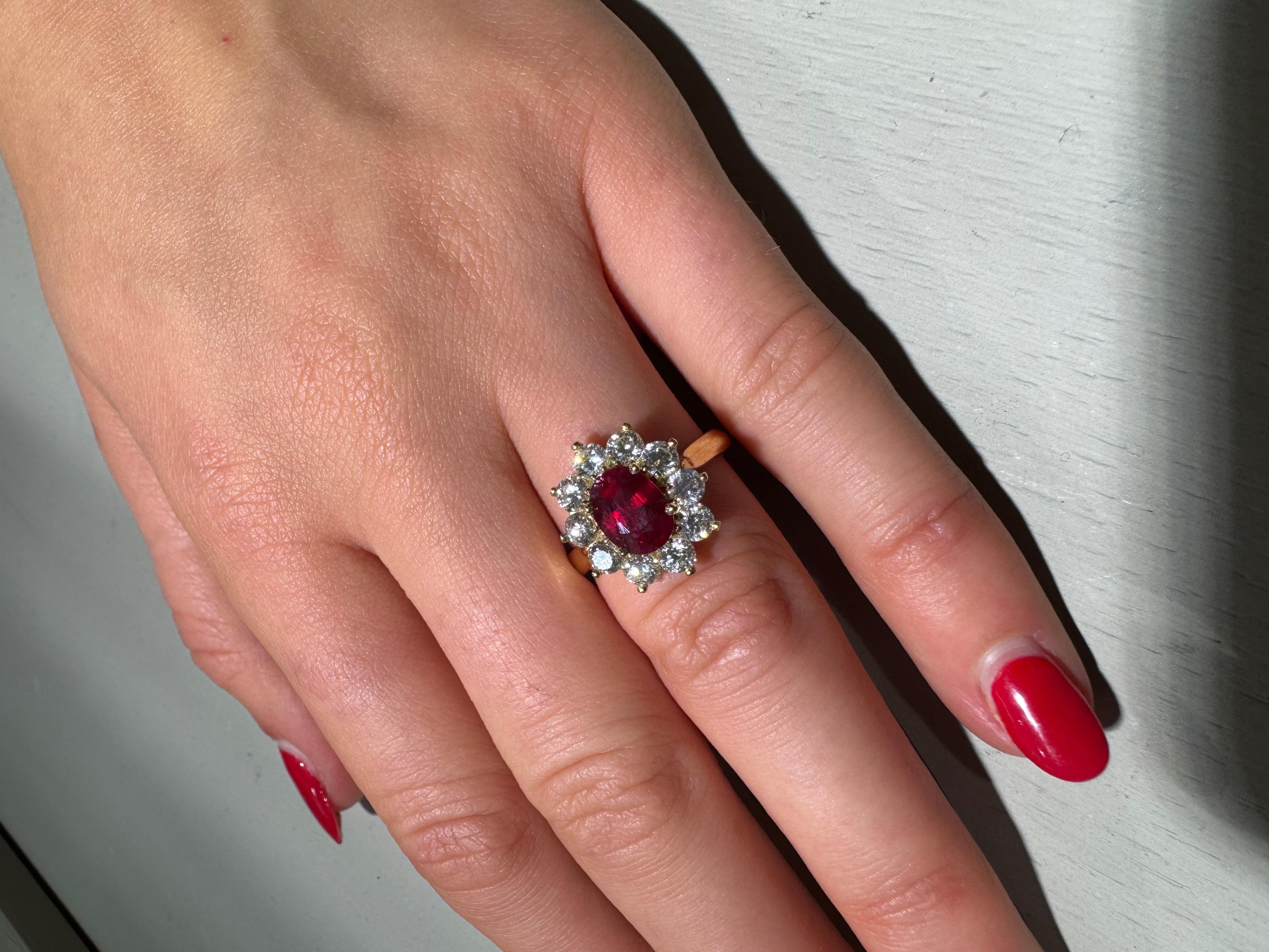 Zertifizierter 1,96 Karat natürlicher Rubin Diamanten Gelbgold 18 Karat Cocktail Ring im Angebot 4