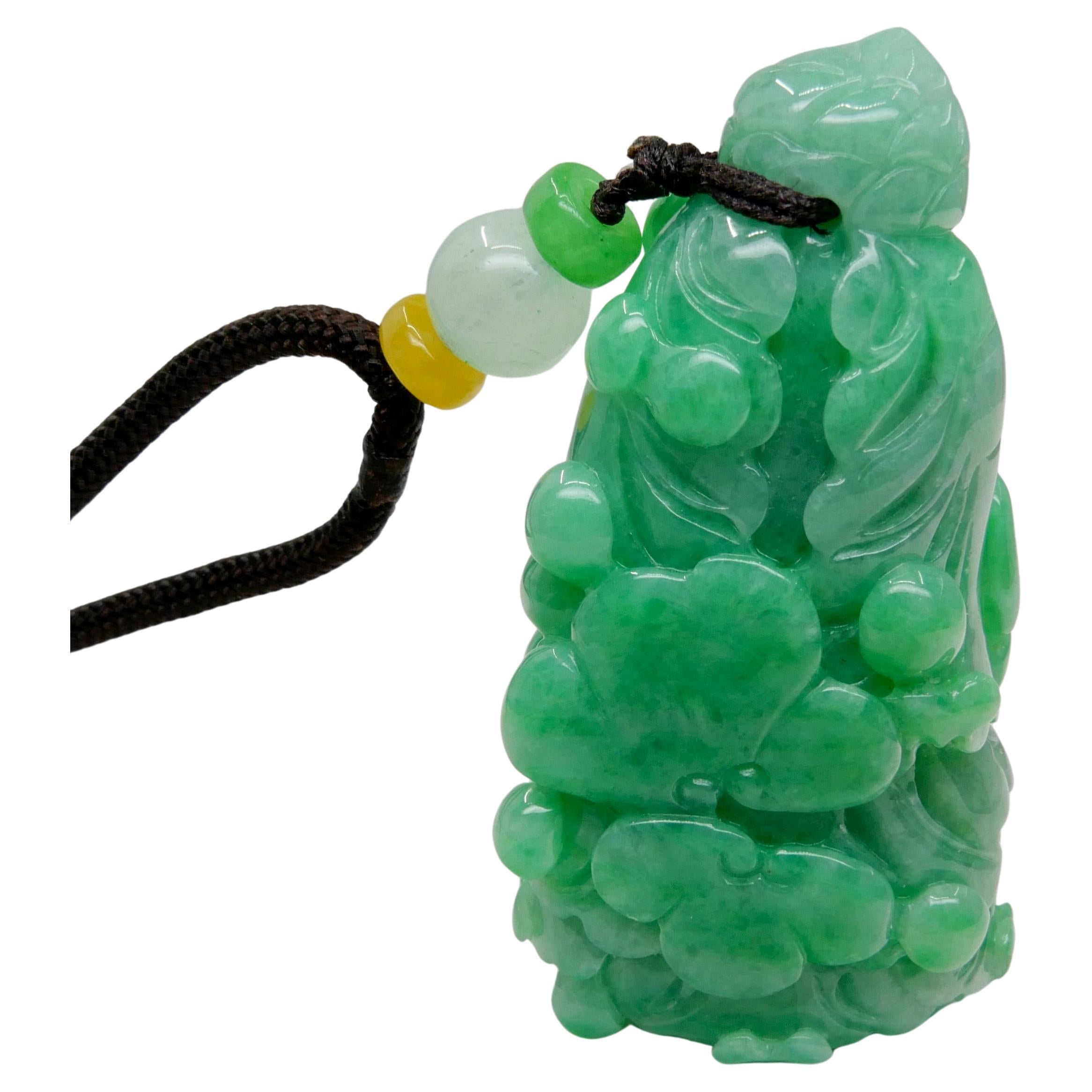 Halskette mit zertifiziertem 196,5 Karat natürlichem Apfelgrünem Jadeit Jade Blumenanhänger (Rohschliff) im Angebot