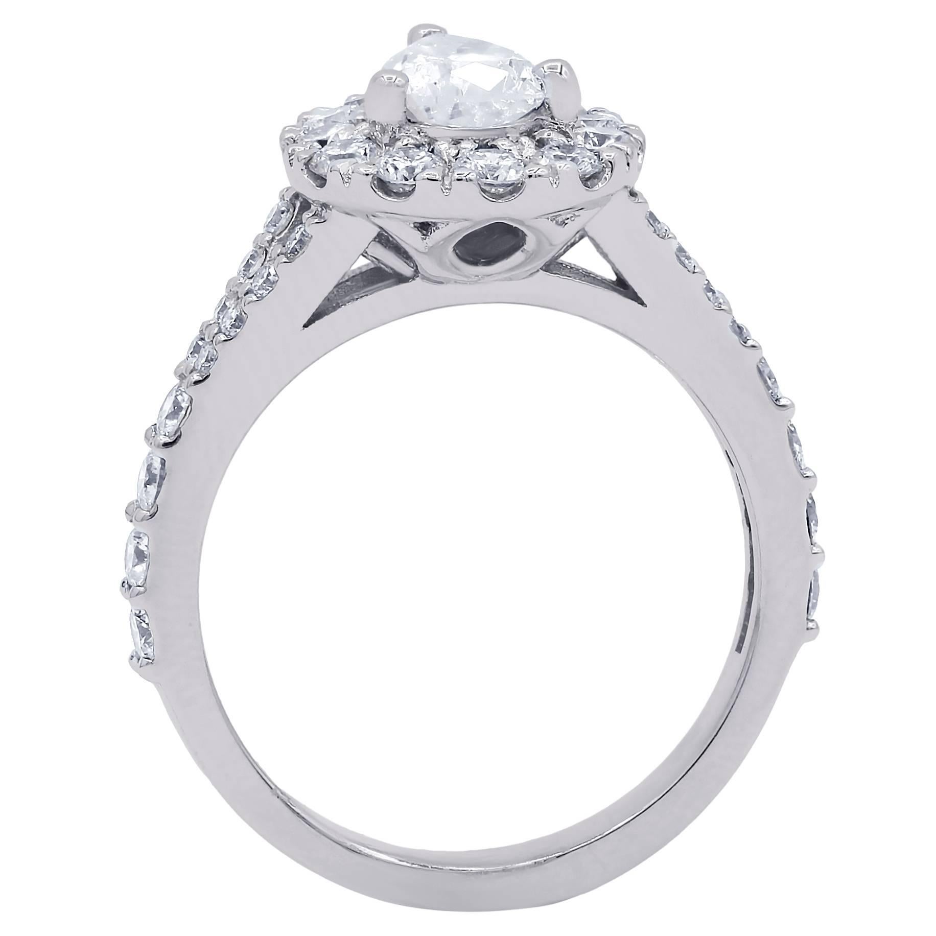 Taille poire Bague certifiée 1,97 carat Halo Pear Cut Diamond Ring en vente