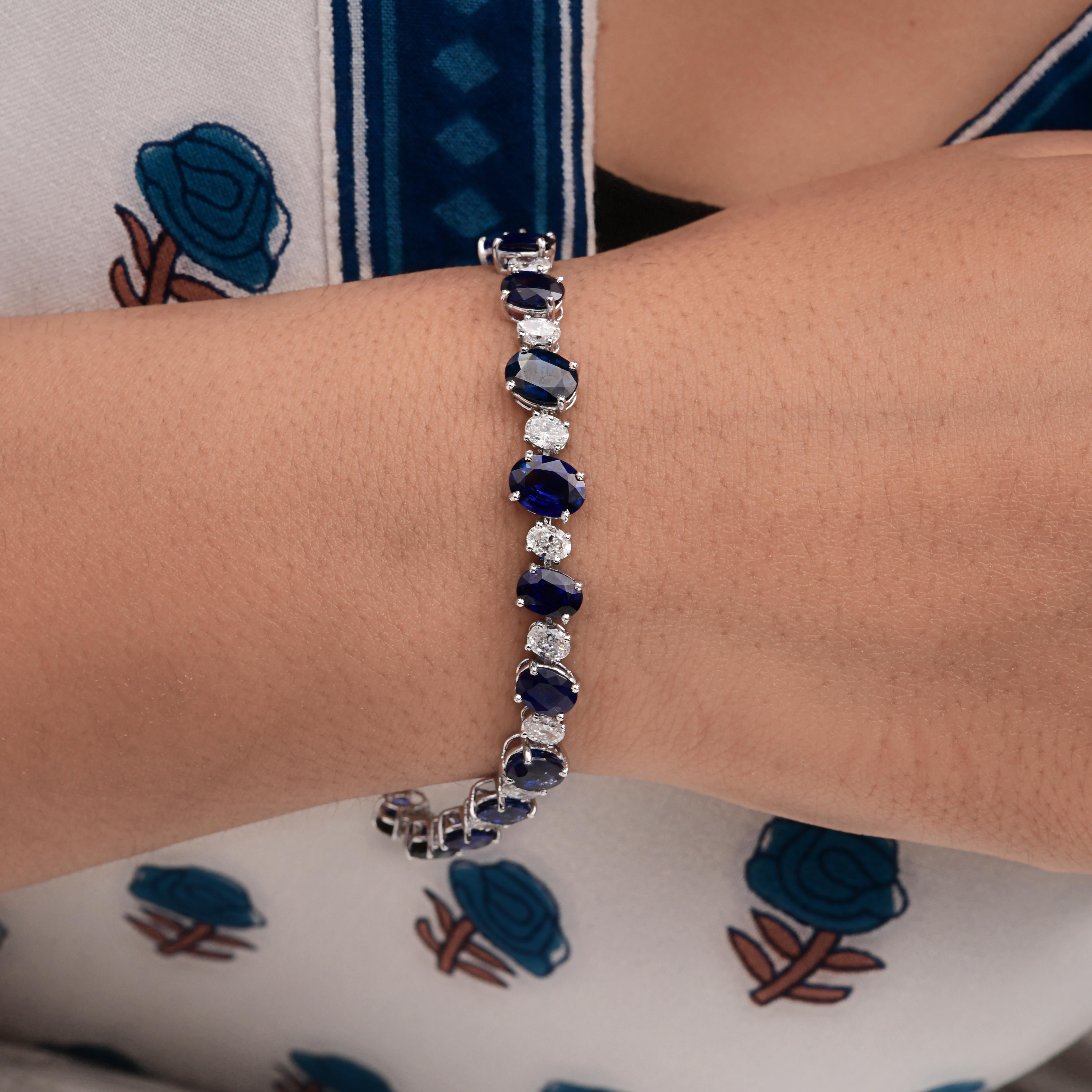 Realizzato in oro a 18 carati, questo squisito bracciale è impreziosito da 19,80 carati di zaffiro blu naturale e 3,36 carati di diamanti scintillanti. Lo zaffiro blu è una pietra natale di settembre e si ritiene che migliori la chiarezza mentale e