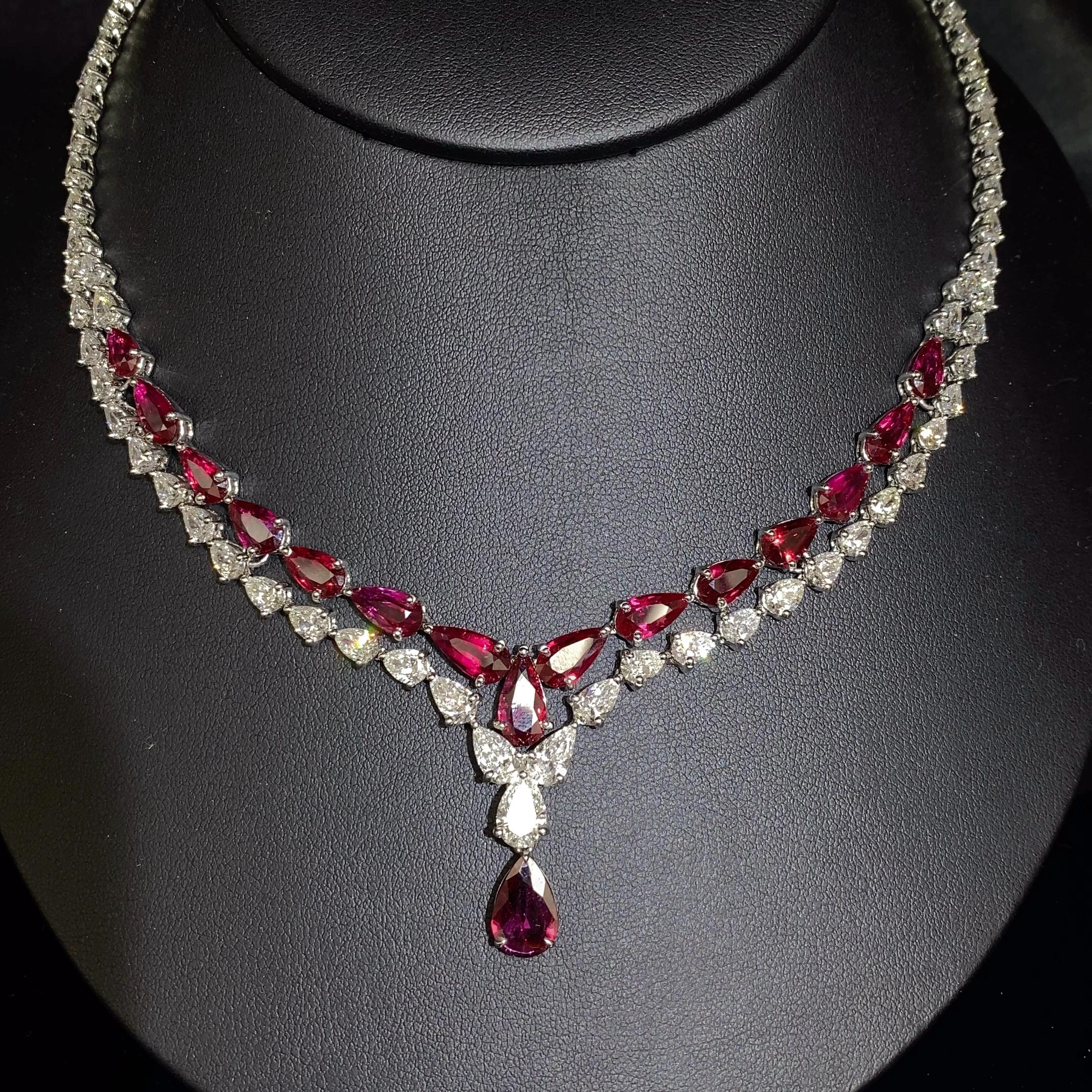 Moderne Collier de pendentifs en platine avec rubis et diamants certifiés de 19,82 carats en forme de poire en vente