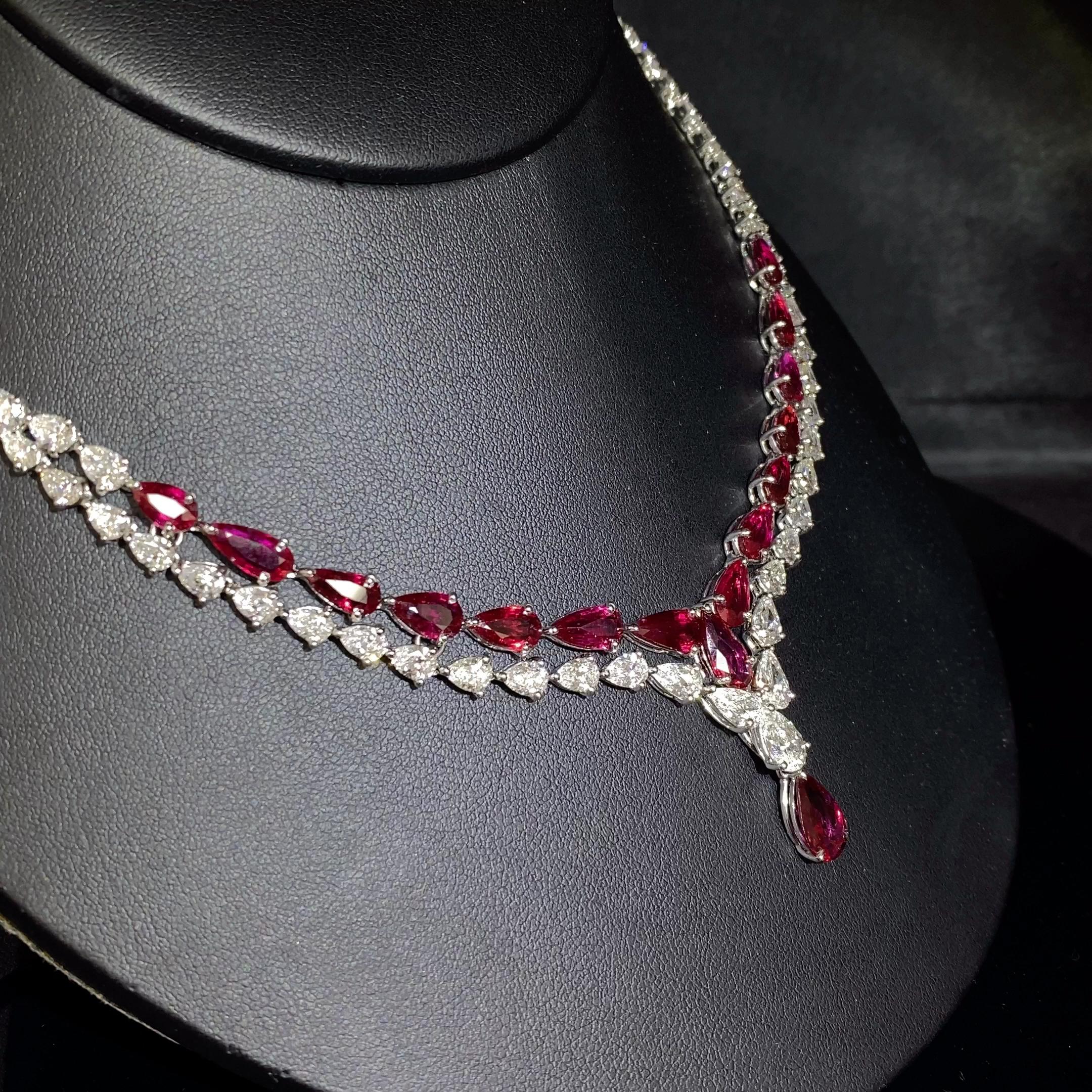 Taille poire Collier de pendentifs en platine avec rubis et diamants certifiés de 19,82 carats en forme de poire en vente