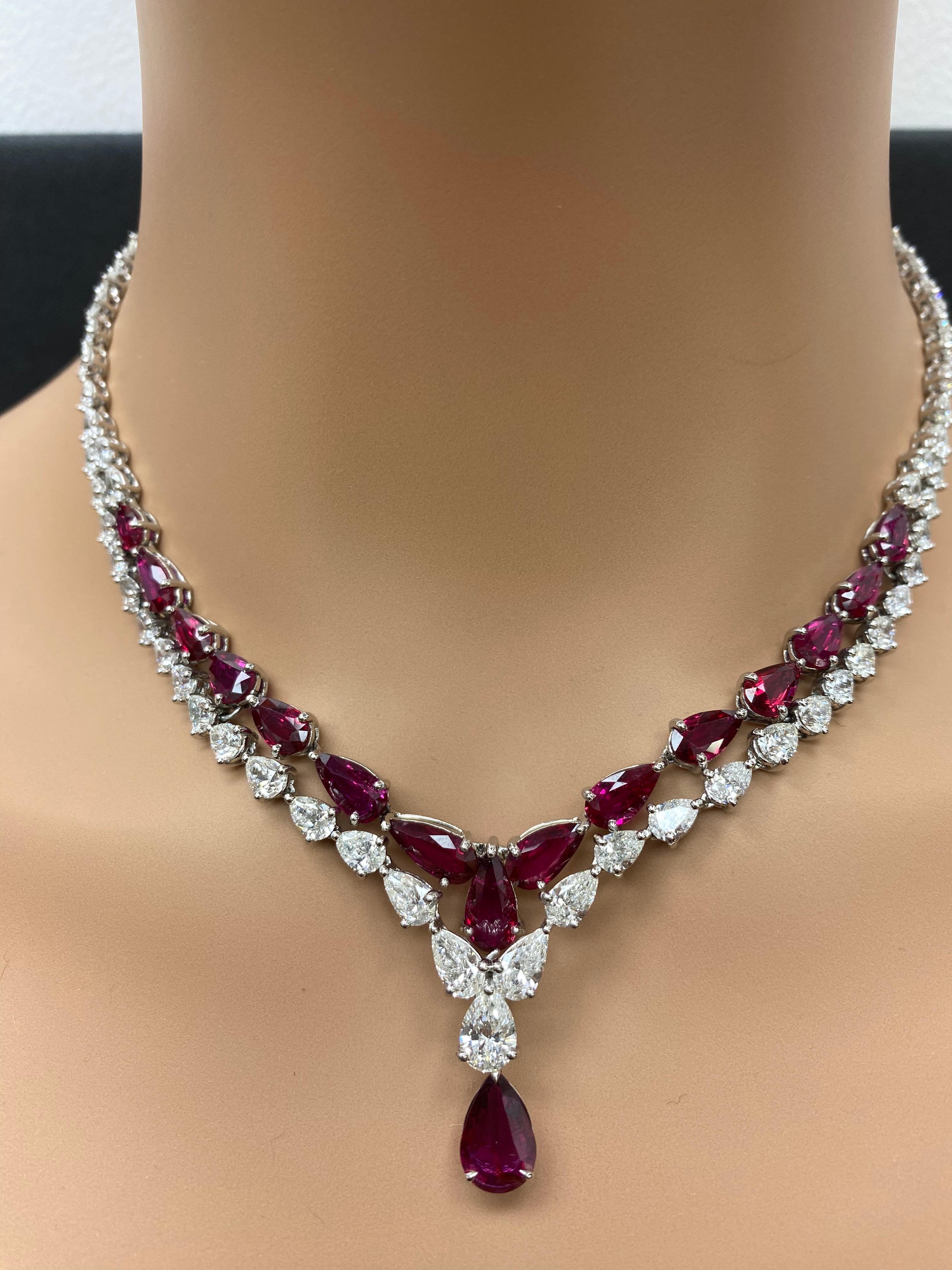 Collier de pendentifs en platine avec rubis et diamants certifiés de 19,82 carats en forme de poire en vente 1