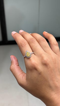Zertifizierter Verlobungsring mit einem 1-Karat-Diamanten in der Schliffform „Fancy Yellow Pear“ und doppeltem Halo aus 18-karätigem Gold