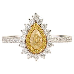 Anillo de compromiso con doble halo de oro de 18 quilates y un diamante en forma de pera de color amarillo fantasía certificado de 1 ct