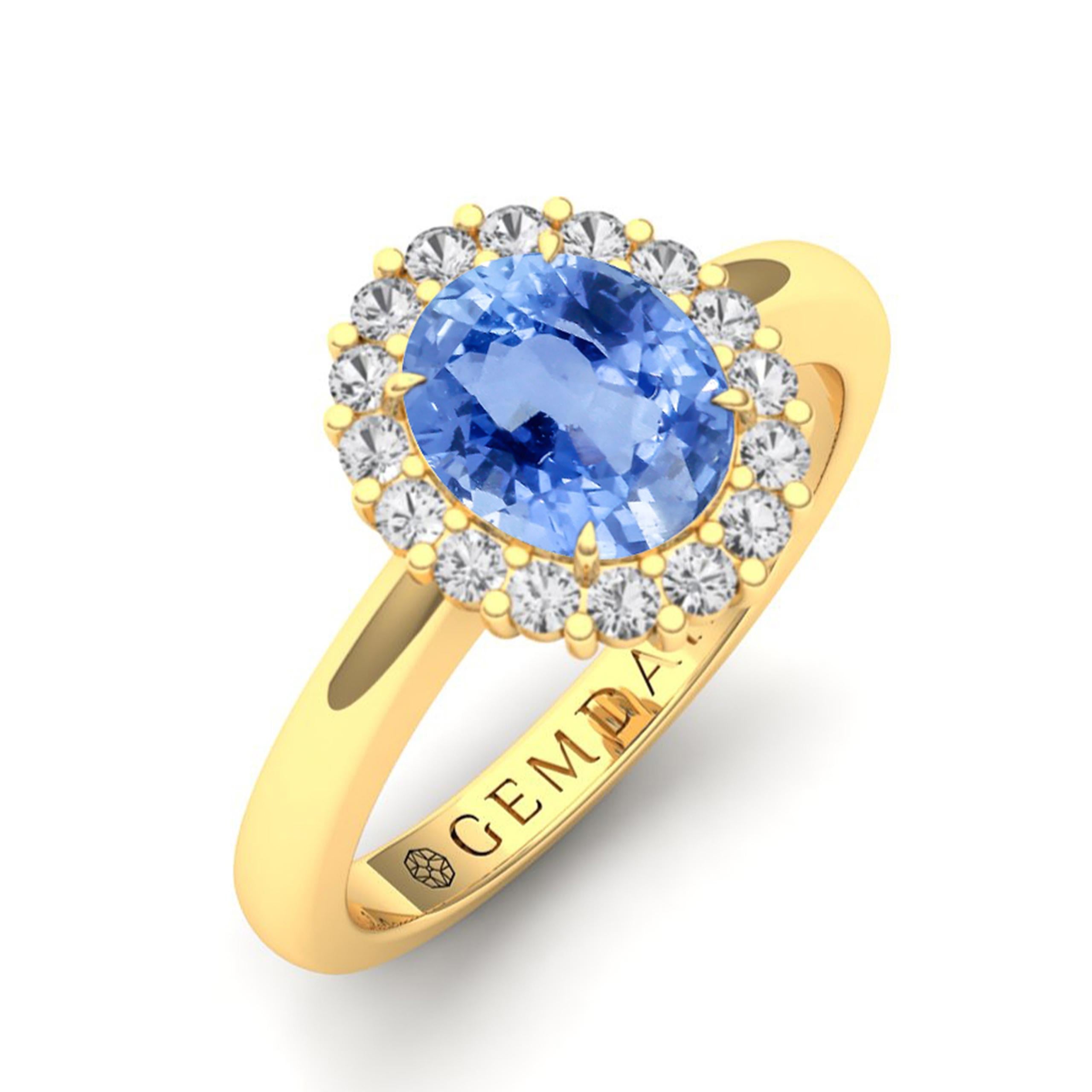 Unser maßgefertigter Ring mit einem unbehandelten blauen Ceylon-Saphir mit einem Gewicht von 2,12 Karat wird Sie mit seiner Raffinesse begeistern. Der lebhafte pastellblaue Farbton wird durch konfliktfreie Diamanten akzentuiert, die alle in