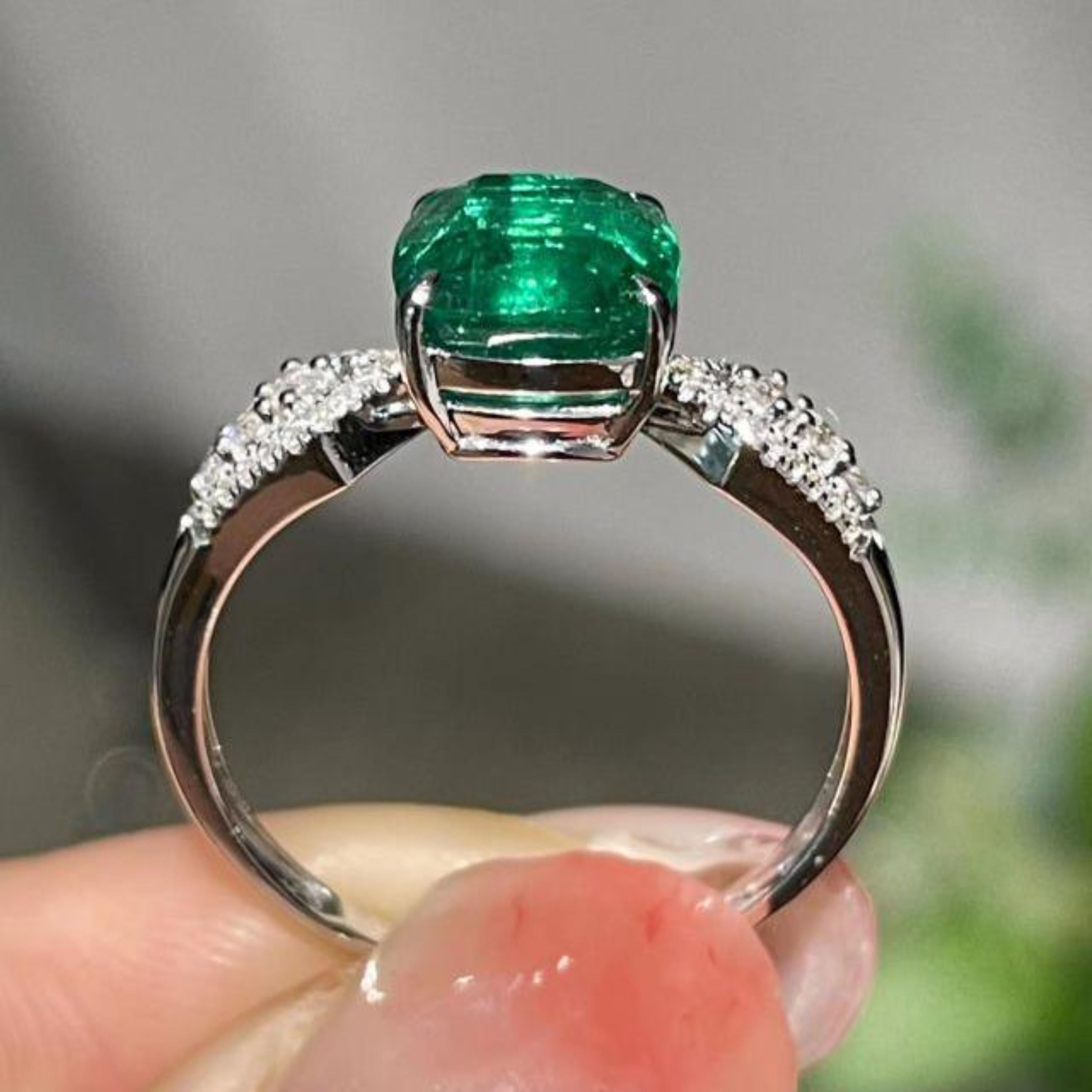 Art Deco 2 Carat Natural Emerald Diamond Engagement Ring Set in 18K Gold, Cocktail Ring For Sale