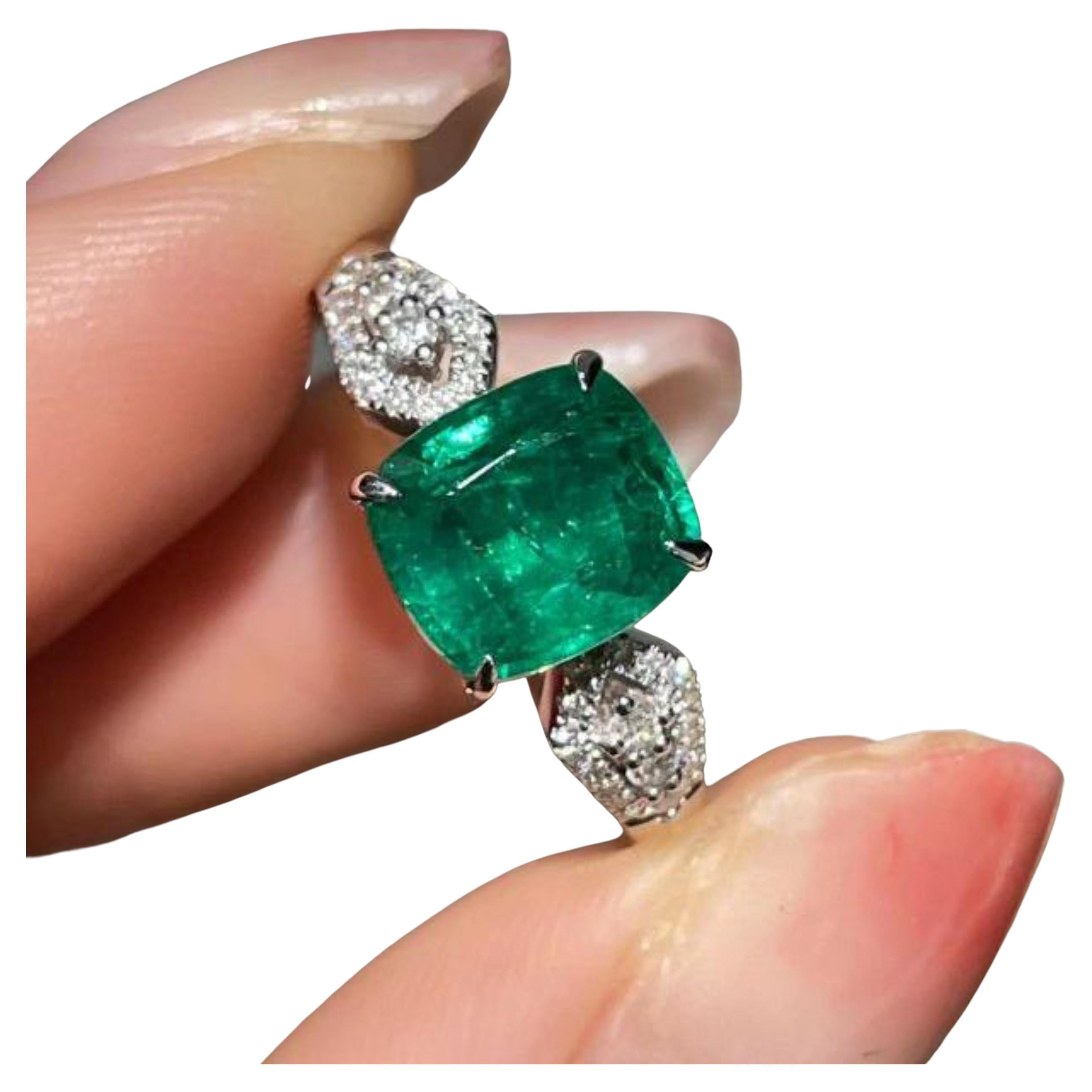 2 Carat Natural Emerald Diamond Engagement Ring Set in 18K Gold, Cocktail Ring For Sale