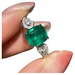 2 Carat Natural Emerald Diamond Engagement Ring Set in 18K Gold, Cocktail Ring