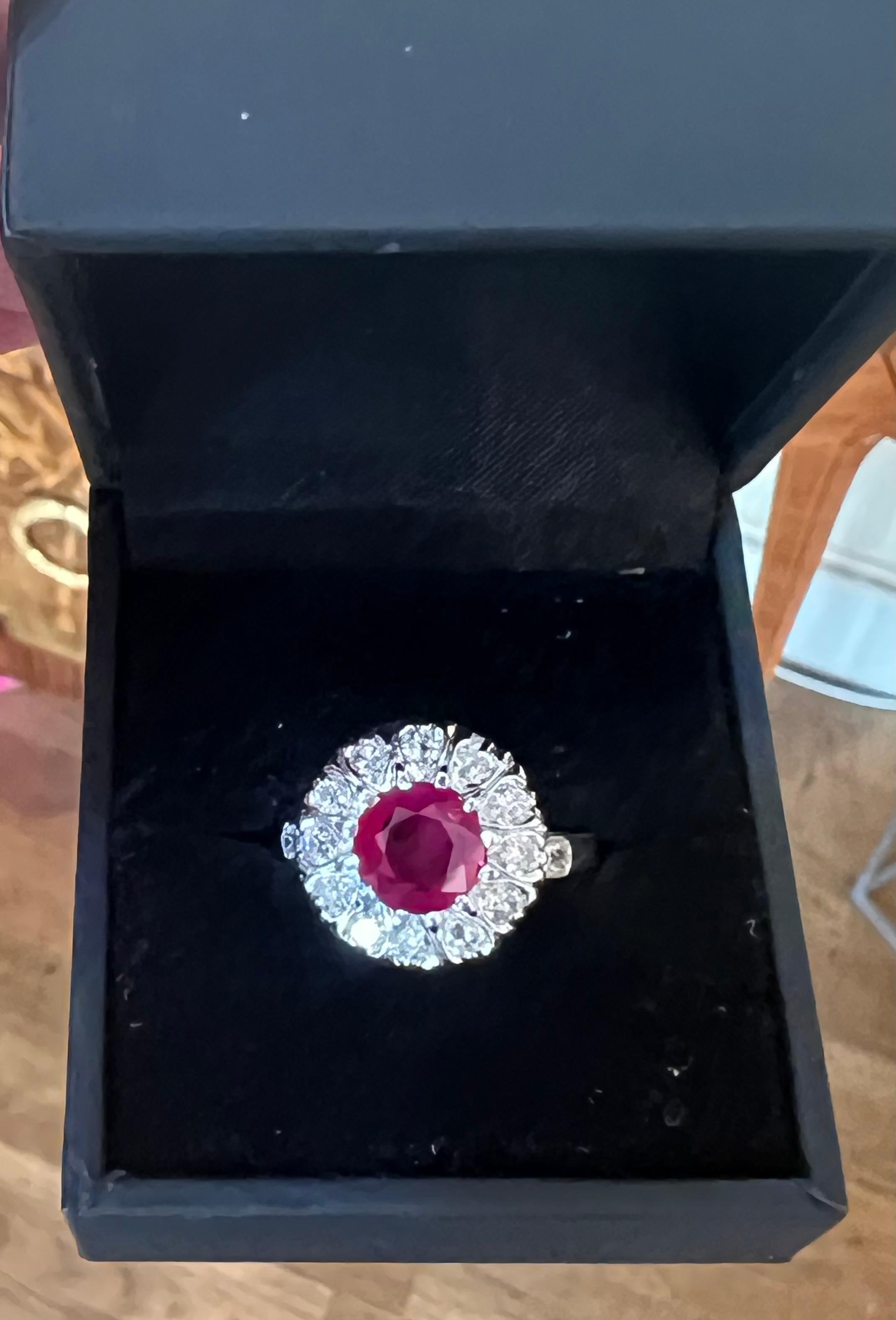 Round Cut Certified 2 Carats Burmese Ruby Diamonds Platinum 18 Carats White Gold Daisy Rin For Sale