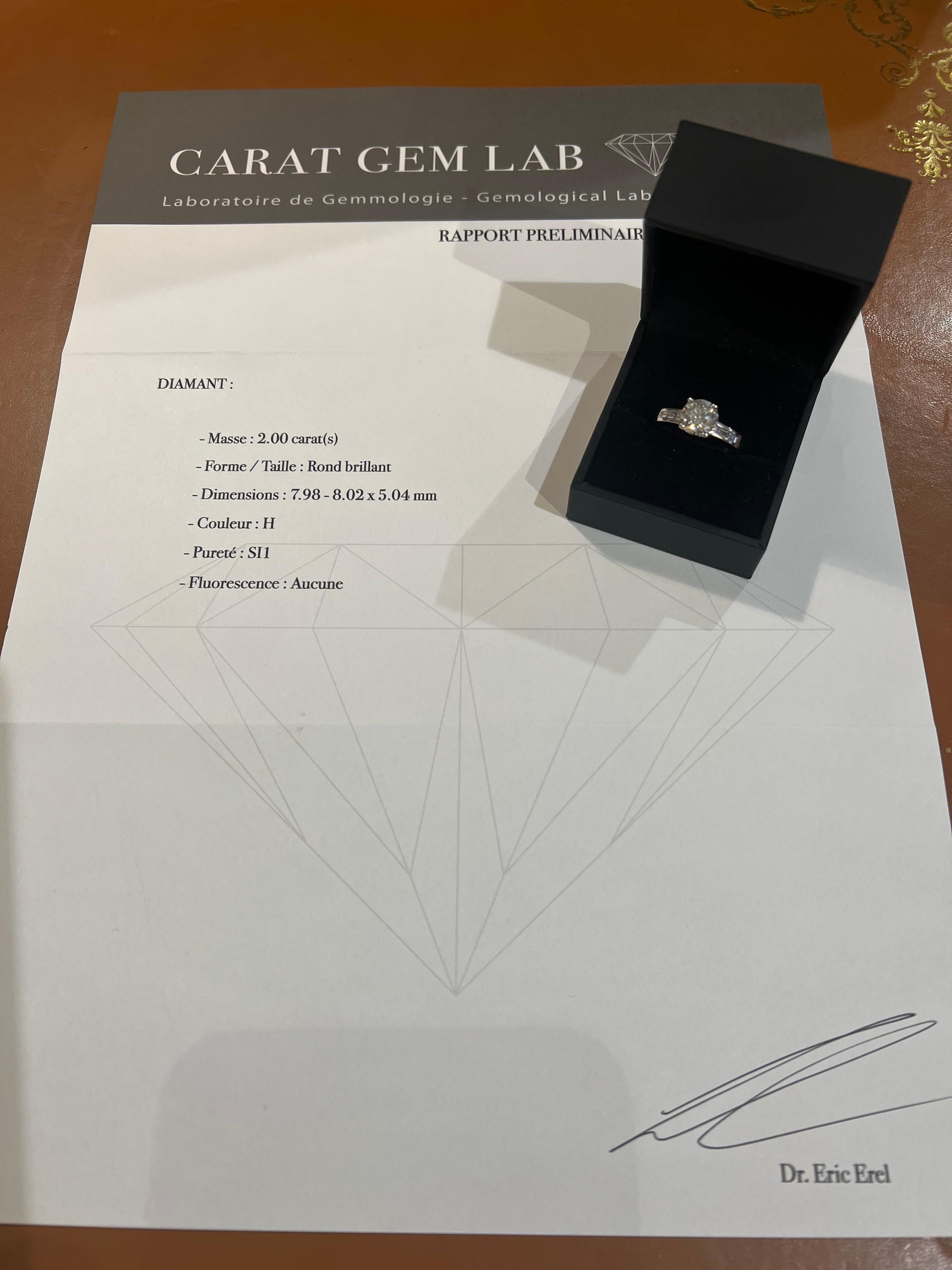 Exceptional solitaire presenting in its middle a brilliant diamond of 2 carats supported by six baguette diamonds. 

Ideal gift for an engagement ring.

Weight of the center diamond : 2 carats

With Carat Gem Lab certificate, specifying H color, SI1