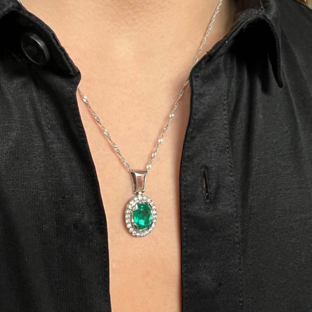 Taglio ovale Ciondolo a forma di aureola con smeraldo e diamante da 2 carati certificati in vendita