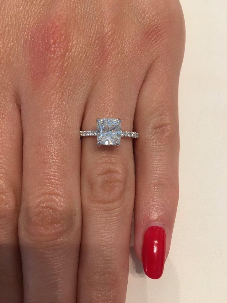 Certified 2.00 Carat Cushion Cut Diamond Engagement Ring In New Condition For Sale In New York, NY