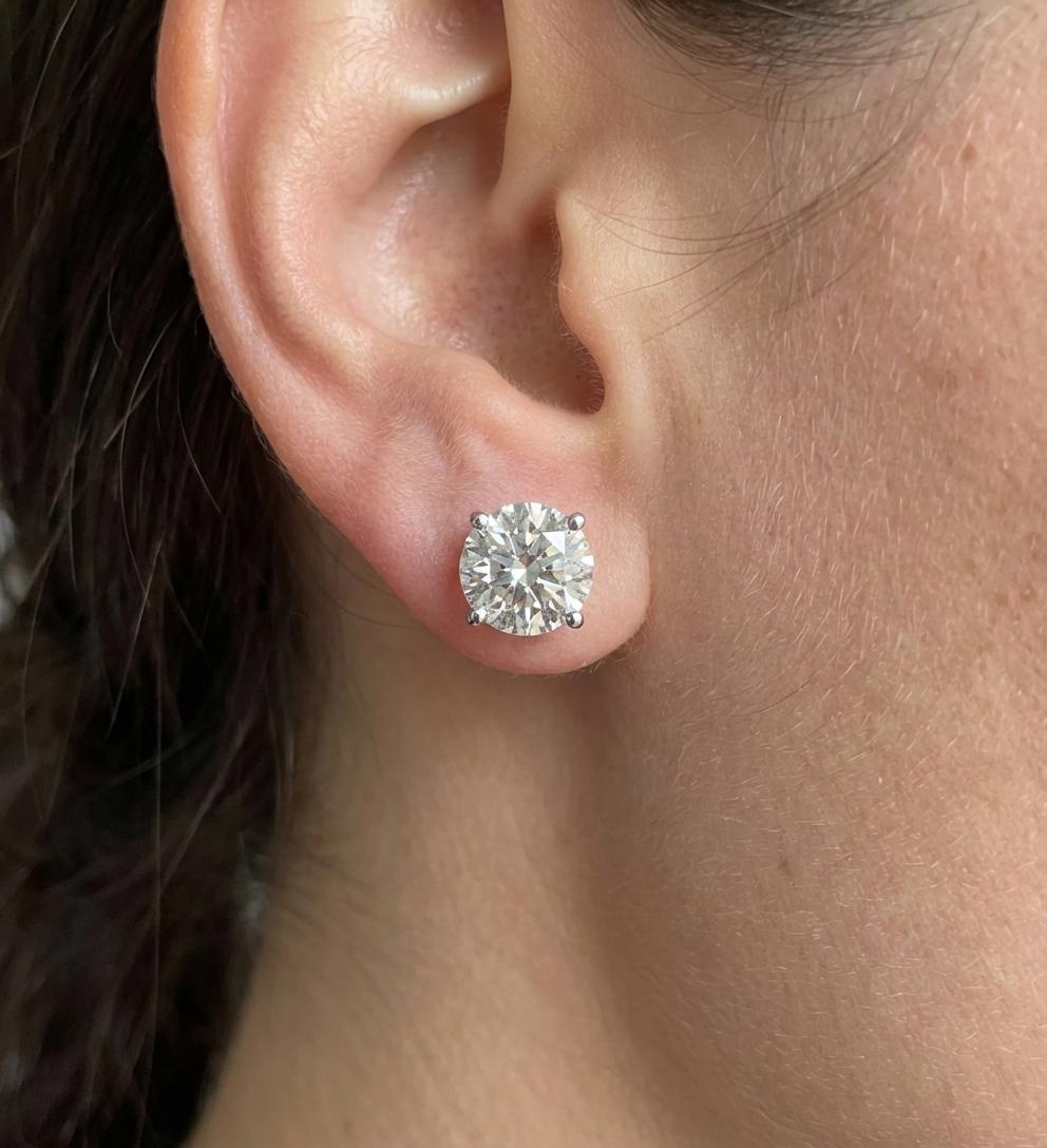 Ces élégantes boucles d'oreilles en diamant rond naturel brillant de 2,00 carats sont réalisées en or blanc 14k intemporel, offrant un mélange idéal de raffinement et de luxe au quotidien. Chaque boucle d'oreille est ornée d'un diamant rond brillant