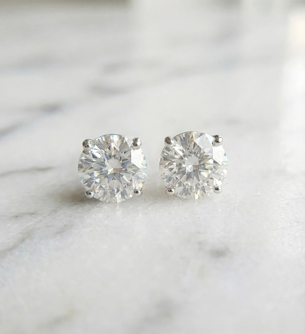 Contemporain Boucles d'oreilles composées de diamants ronds et brillants certifiés de 2,00 carats en 14k blanc. en vente