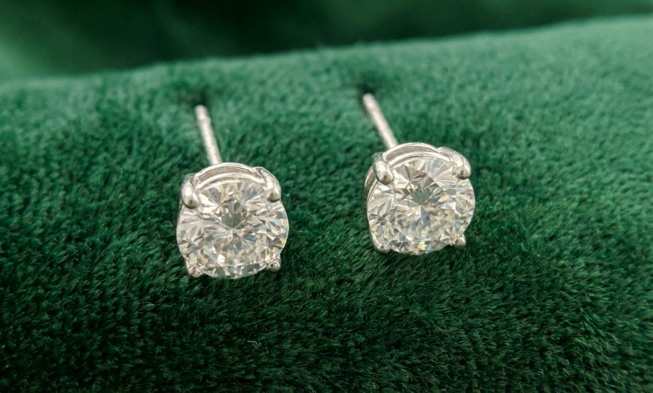 Taille ronde Boucles d'oreilles composées de diamants ronds et brillants certifiés de 2,00 carats en 14k blanc. en vente