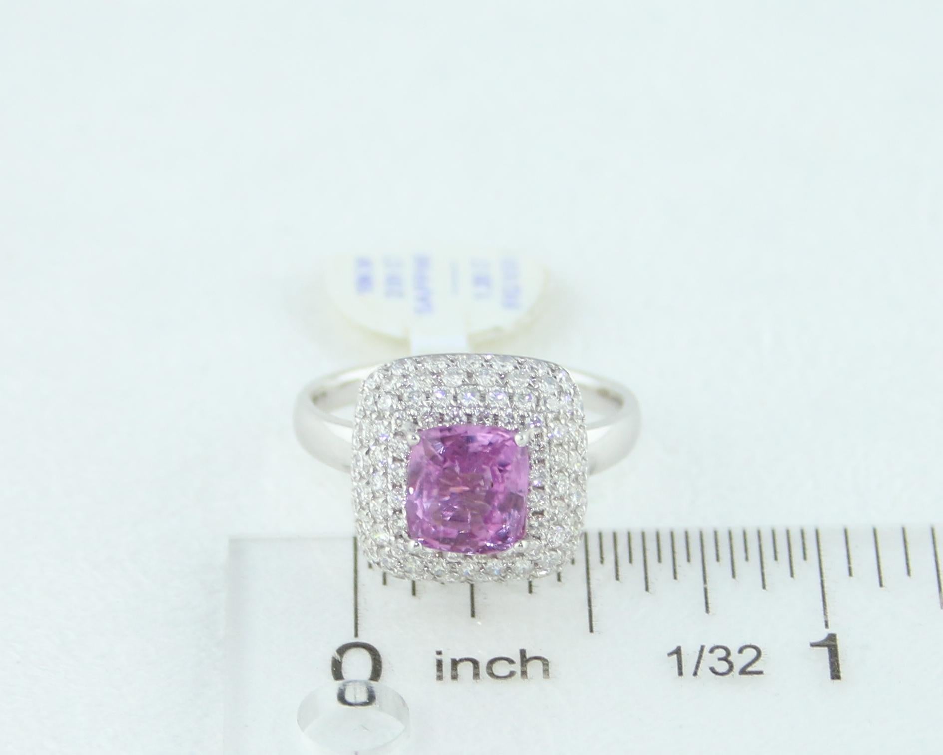 Bague en or pavé de diamants et saphir violet coussin de 1,92 carat, certifié GIA, sans chaleur en vente 3