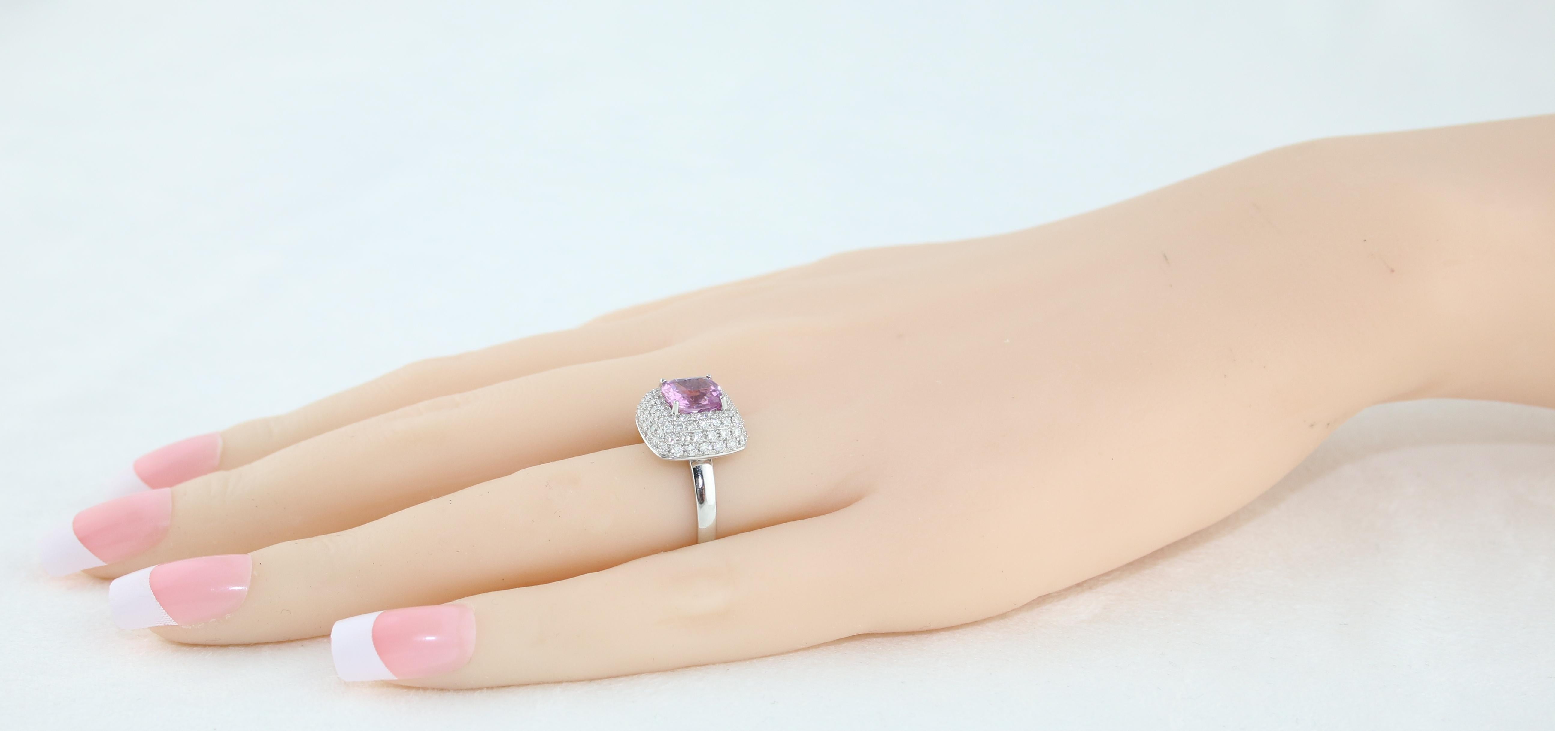 Bague en or pavé de diamants et saphir violet coussin de 1,92 carat, certifié GIA, sans chaleur en vente 1