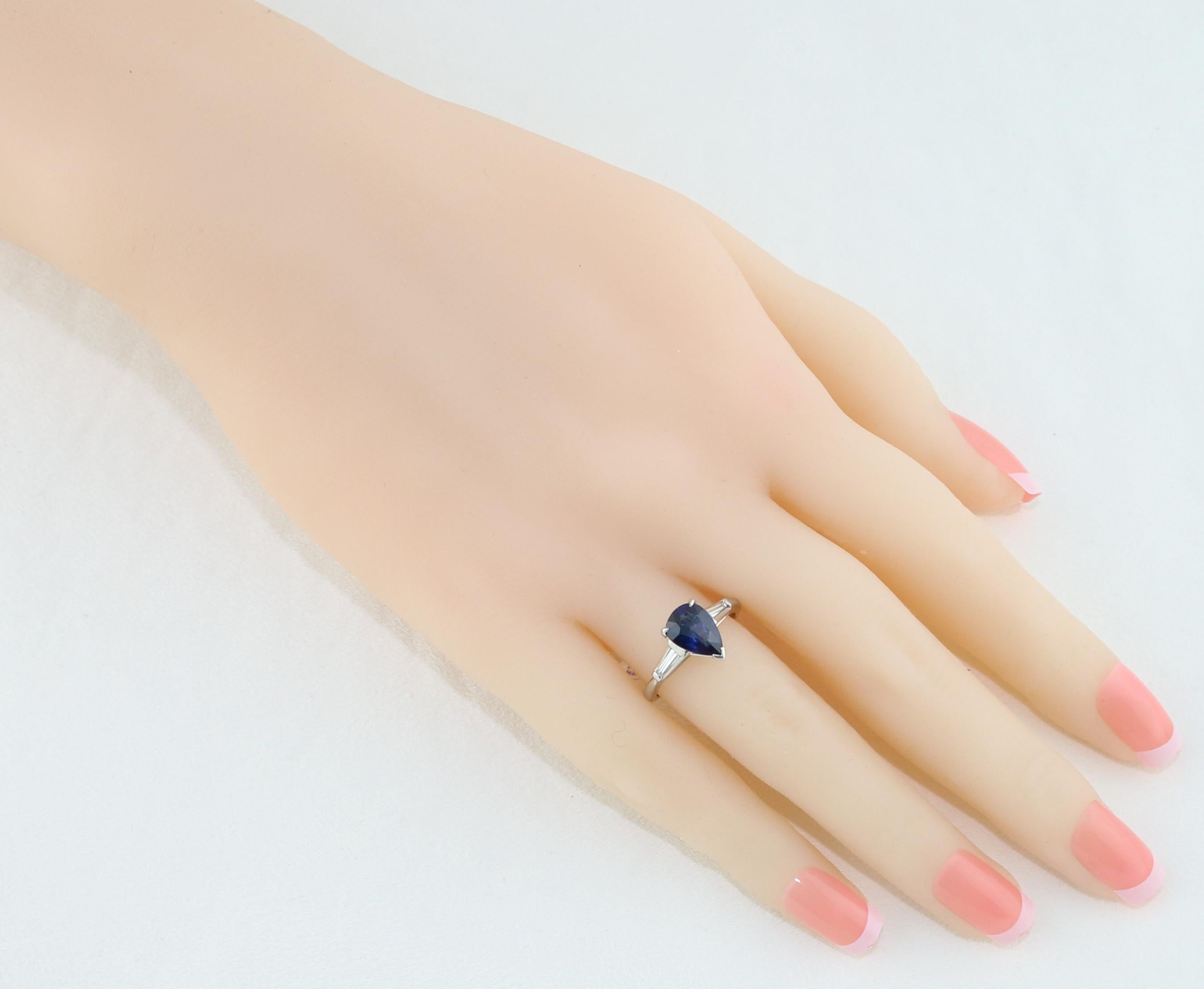 Contemporain Bague en platine avec saphir bleu poire certifié de 2,01 carats et diamants en vente
